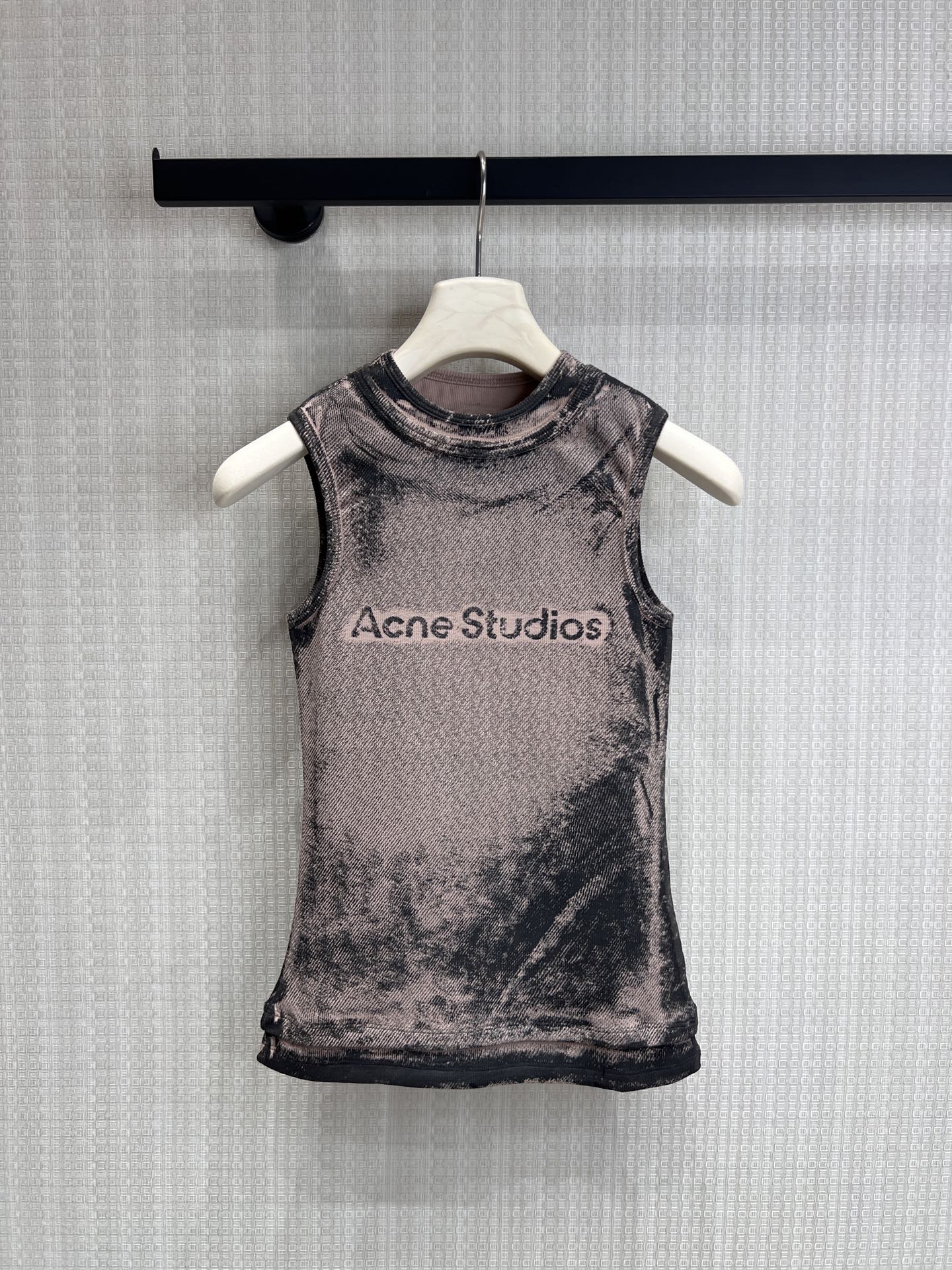NO:843986,26 spring and summer new product Ac** Gradient Distressed Logo Tank Top uses retro inkjet printing technology to interpret avant-garde aesthetics. The hazy and smudged color levels have a high-end matte texture. The slim sleeveless version is suitable for various wearing scenarios. The two-color design unlocks the balance of relaxation and coolness. It is an indispensable textured item in the wardrobe. Ready for sale smL,,1986090926春夏新品 Ac**渐变做旧Logo背心 以复古喷绘工艺,演绎先锋美学 朦胧晕染的色彩层次,自带高级雾面质感 修身无袖版型,适配多元穿搭场景 双色设计,解锁松弛与酷感的平衡 是衣橱里不可或缺的质感单品现货出售smL,,,Women's clothing