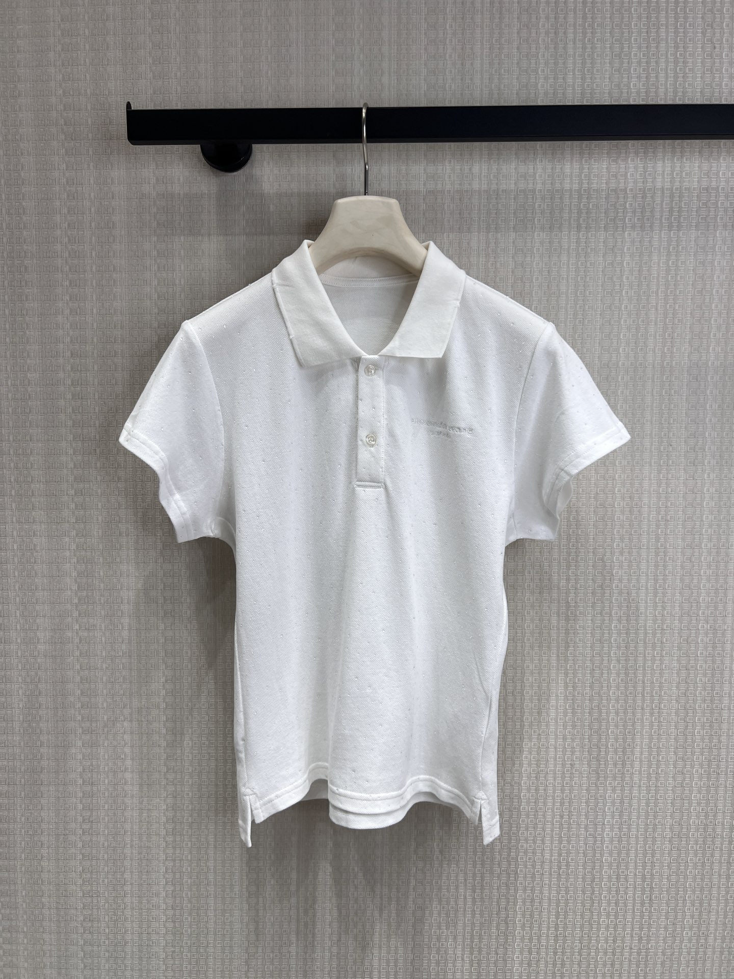 NO:844005,Dawang 26 new spring and summer peach and diamond polo shirt  The soft cherry blossom powder directly welds the gentleness of spring to the body. It has its own age-reducing filter. The pique cotton fabric is breathable and crisp, making it refreshing and not sweaty when worn next to the body. The whole dress is studded with fine sparkling rhinestones, making it look like a body of broken stars falling under the sun.  It is low-key yet exuding a sense of sophistication. The neat Polo collar + slim-fitting short version just outlines the soft lines. Pair it with jeans and you will look like a sweet girl. Pair it with a skirt and you will instantly become a gentle school girl. It can support the atmosphere of spring and summer!  Ready for sale smL,,alexander wang,skirts,jeans,19860909大王26春夏新品 蜜桃碎钻Polo衫 直接把春日温柔焊在身上软乎乎的樱花粉自带减龄滤镜,珠地棉面料透气又挺括,贴身穿清爽不闷汗；整件衣服都缀满了细闪烫钻,阳光下像落了一身碎星光,低调又透着精致感.利落的Polo领+修身短款版型,刚好勾勒出柔和线条,搭配牛仔裤就是元气甜妹,配半裙又秒变温柔学姐,春夏的氛围感全靠它撑场！现货出售 smL,,alexander wang,skirts,jeans,,Women's clothing