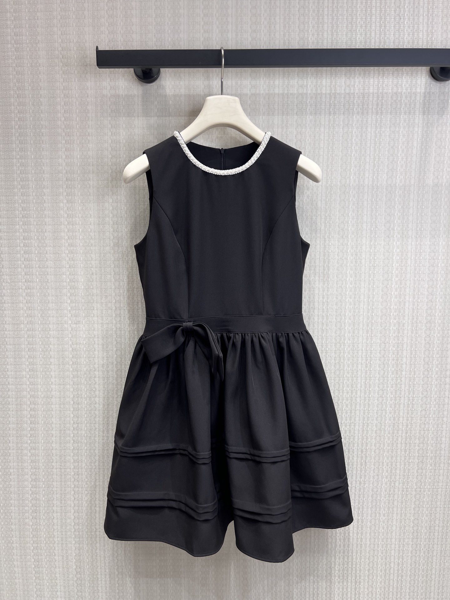 NO:844020,26 spring and summer new products  The original Audrey Hepburn-style little black dress engraved elegance into the bones. The neckline is hand-beaded to outline the delicate outline, and it comes with a soft light filter. The bow tie at the waist quietly hides the fat on the waist and abdomen, and tightens the waistline. The A-line skirt is designed with layered pleats, giving it a fluffy feel.  , hides the flesh and shows the length of the legs. The crisp fabric is not easy to wrinkle, and the drape is just right. Whether it is a daily date or a light formal occasion, you can wear it with a low-key and noble atmosphere. It is the one piece in the wardrobe that will never go out of style. Ready for sale smL,,skirts,1986090926春夏新品 原创赫本风小黑裙,把优雅刻进骨子里.领口手工钉珠勾勒精致轮廓,自带柔光滤镜；腰间蝴蝶结系带,悄悄藏住腰腹赘肉,收出盈盈一握的腰线.A字裙摆做了层次压褶设计,自带蓬松感,藏肉又显腿长.挺括的面料不易皱,垂坠感恰到好处,无论是日常约会还是轻正式场合,都能穿出低调贵气的氛围感,是衣柜里永远不会过时的那一件.现货出售smL,,skirts,,Women's clothing