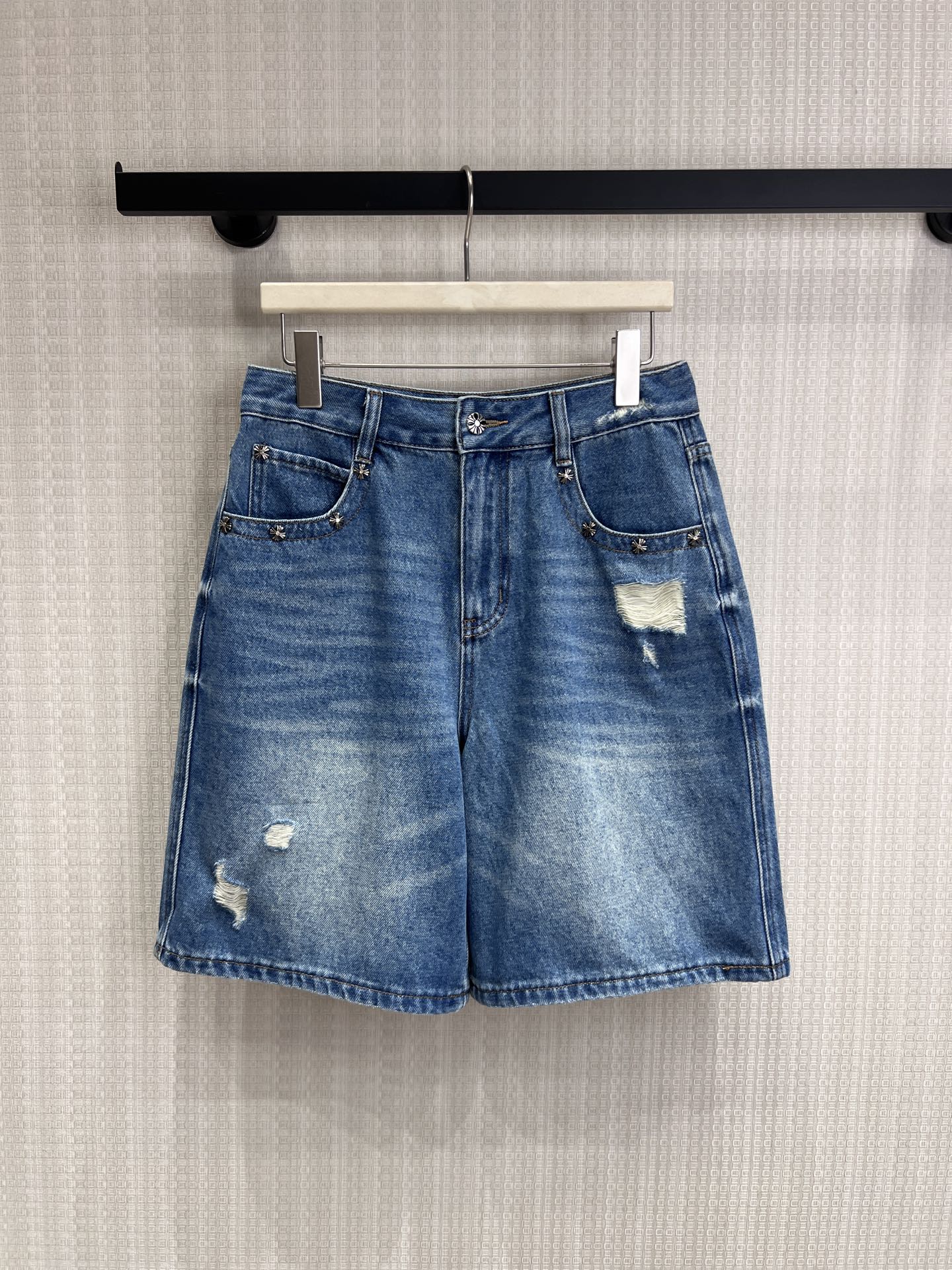 NO:845423,26 spring and summer new products, original niche. Denim shorts use distressed wash as canvas, holes and rivets are the finishing touch. Asymmetric texture + handmade starburst nail decoration, each piece is unique. High-waisted straight cut, balancing casualness and neatness. To reject the sameness, we create wardrobe items with own attitude. Ready for sale smL,, shorts,1986090926春夏新品原创小众 牛仔短裤以做旧洗水为画布,破洞与铆钉是点睛之笔 不对称肌理+手工星芒钉饰,每件都有独一性 高腰直筒剪裁,平衡随性与利落 为拒绝千篇一律的你,打造自带态度的衣橱单品现货出售smL,,shorts,,Women's clothing
