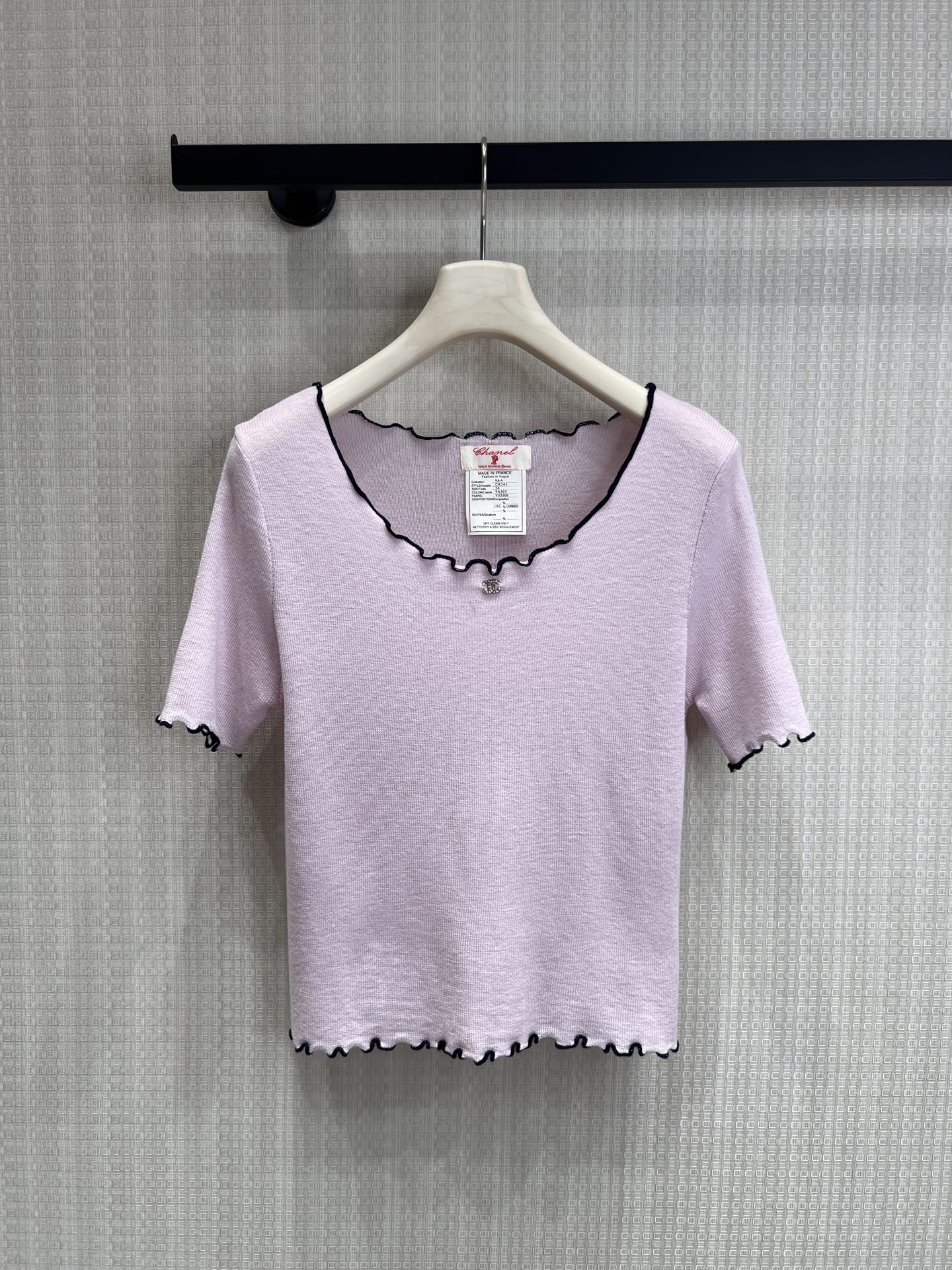 NO:843990,26 spring and summer new products, original designer style, contrasting fungus knitted T, low saturated soft pink tone, with a sense of gentleness. Contrast black edge outlines the U collar, cuffs and hem, fungus technology softens the lines, short version optimizes the proportions, fine knitted fabric is breathable and skin-friendly, suitable for many scenes, can be worn alone or layered, easy to create a relaxed daily look. Ready for sale smL,,1986090926春夏新品 原创设计师款 撞色木耳边针织T 低饱和柔粉调,自带温柔感.撞色黑边勾勒U领、袖口与下摆,木耳边工艺柔化线条,短款版型优化比例,细腻针织面料透气亲肤,适配多场景穿搭,单穿/内搭都出彩,轻松打造松弛感日常造型.现货出售smL,,,Women's clothing