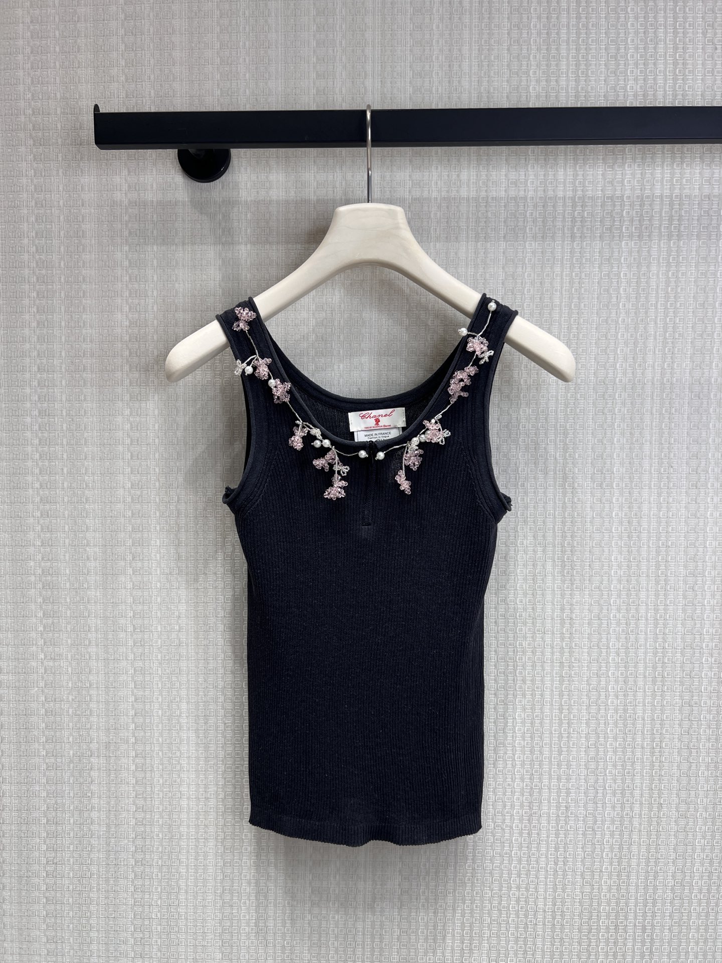 NO:843995,26 spring and summer new products  The original designer's beaded knitted vest is the 'universal base layer' for the spring and summer wardrobe. The fine pitted knitted fabric has a drapey feel and moderate elasticity without being tight, making it comfortable and breathable for daily wear. The hand-beaded flowers on the neckline are the finishing touch, low-key yet full of ingenuity, bringing with it a sense of elegance.  Filter. The basic version is easy to match. It is simple and elegant when worn alone. The exquisite details can also be revealed when layered with jackets. It can be easily held from commuting to dating. The multi-color options provide you with matching inspiration for the whole season. Ready for sale smL,,jackets  & coats,1986090926春夏新品 原创设计师钉珠针织背心是春夏衣橱的“万能打底王”.细腻坑条针织面料自带垂坠感,弹力适中不勒肉,日常穿舒适又透气；领口的手工钉珠小花是点睛之笔,低调又透着巧思,自带贵气滤镜.基础款的版型不挑搭配,单穿简约大方,叠穿外套也能露出精致细节,从通勤到约会都能轻松hold住,多色可选承包你一整个季节的搭配灵感.现货出售smL,,jackets & coats,,Women's clothing