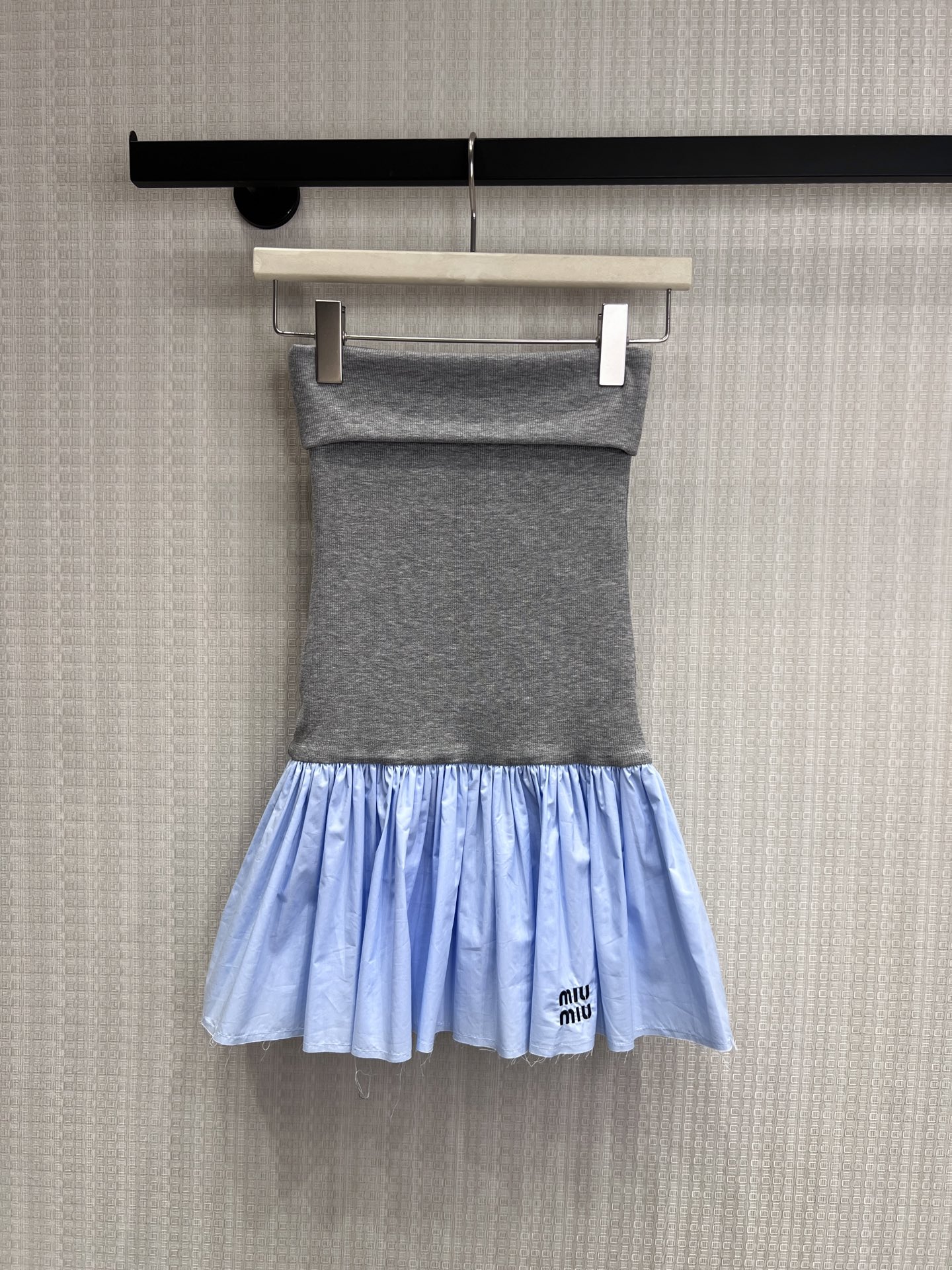 NO:845395,26 spring and summer new product Miu**'s classic aesthetic tube top dress is hidden in the collision of soft matte powder and matte gray. The soft and waxy knitted tube top comes with a soft light filter, paired with a crisp poplin pleated skirt, with delicate pleats swaying with every step. The brand logo on the skirt is a code of luxury and elegance that only those who know it know. It is sweet but not greasy, cool but not cold, and perfectly interprets the brand's unique sense of girly luxury. Available now smL,, miumiu, skirts,1986090926春夏新品 Miu**的经典美学抹胸连衣裙 藏在这抹柔雾粉与雾面灰的碰撞里.软糯针织抹胸自带柔光滤镜,搭配挺括府绸百褶裙,细腻褶裥随步摇曳,裙摆的品牌标识是懂的人才懂的奢雅暗号,甜而不腻,酷而不冷,完美诠释了品牌独有的少女高级感.现货出售smL,,miumiu,skirts,,Women's clothing