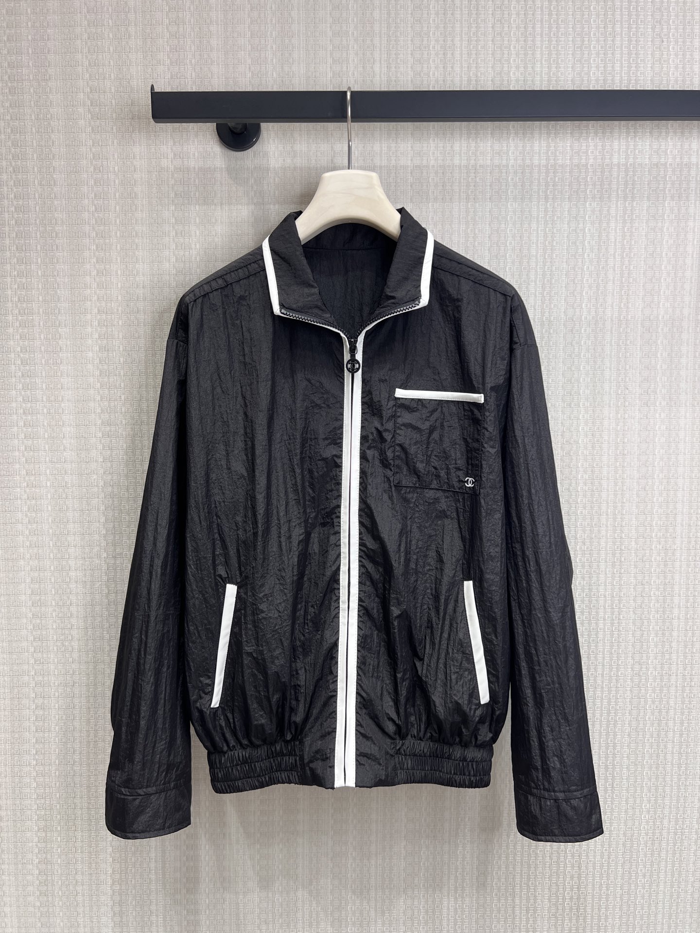 NO:845404,26 spring and summer new products Cha** style black and white color matching jacket and sun protection jacket. Textured wrinkled nylon fabric, lightweight and stylish. White edges outline the lines, and small fragrant metal labels hide exquisiteness. The dropped shoulder version is full of tolerance and makes you look relaxed and slim. Casual for daily wear, smart for commuting. One piece to unlock multi-scenario wear. Ready for sale smL,,jackets & coats,1986090926春夏新品 Cha** 风黑白拼色夹克防晒衣 肌理感皱感尼龙面料,轻量又有型 白边撞色勾勒线条,小香风金属标暗藏精致 落肩版型包容度拉满,松弛显瘦 日常穿随性,通勤穿干练,一件解锁多场景穿搭现货出售smL,,jackets & coats,,Women's clothing