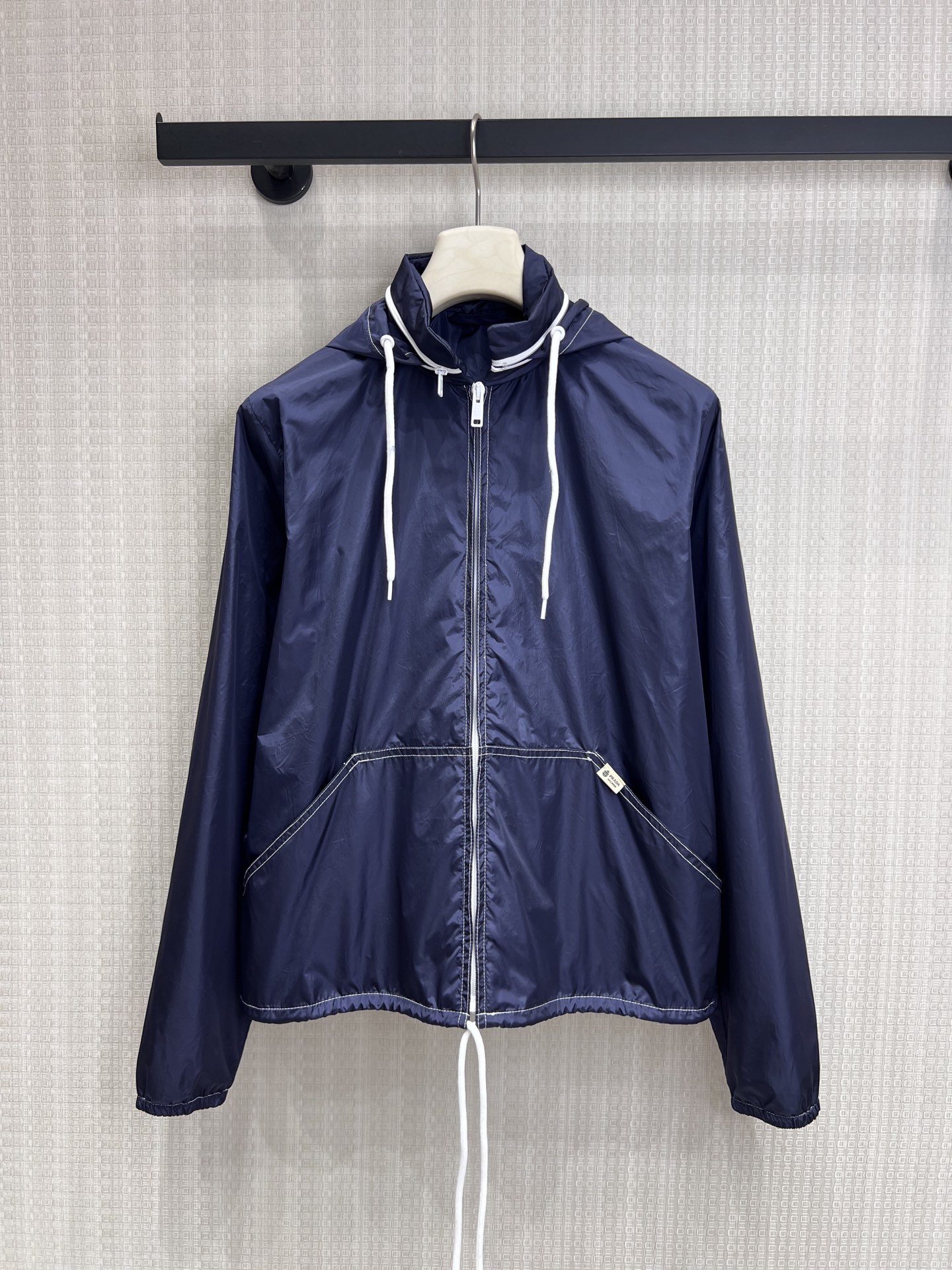 NO:845399,26 spring and summer new products Pra** navy blue hooded nylon jacket and sun protection jacket. Classic recycled nylon fabric, navy blue has its own low-key elegance, white drawstring + contrasting topstitching are the finishing touch. The silhouette is neat and proportional, windproof and versatile, can be worn for commuting / going out on the street / light outdoor, one piece can be worn in spring and autumn. Ready for sale sml, prada, jackets & coats, hats,1986090926春夏新品 Pra**藏青连帽尼龙外套 防晒衣 经典再生尼龙面料,藏蓝色自带低调贵气,白抽绳+撞色明线是点睛之笔.廓形利落显比例,防风又百搭,通勤/出街/轻户外都能hold住,一件穿遍春秋季现货出售smL,,prada,jackets & coats,hats,,Women's clothing