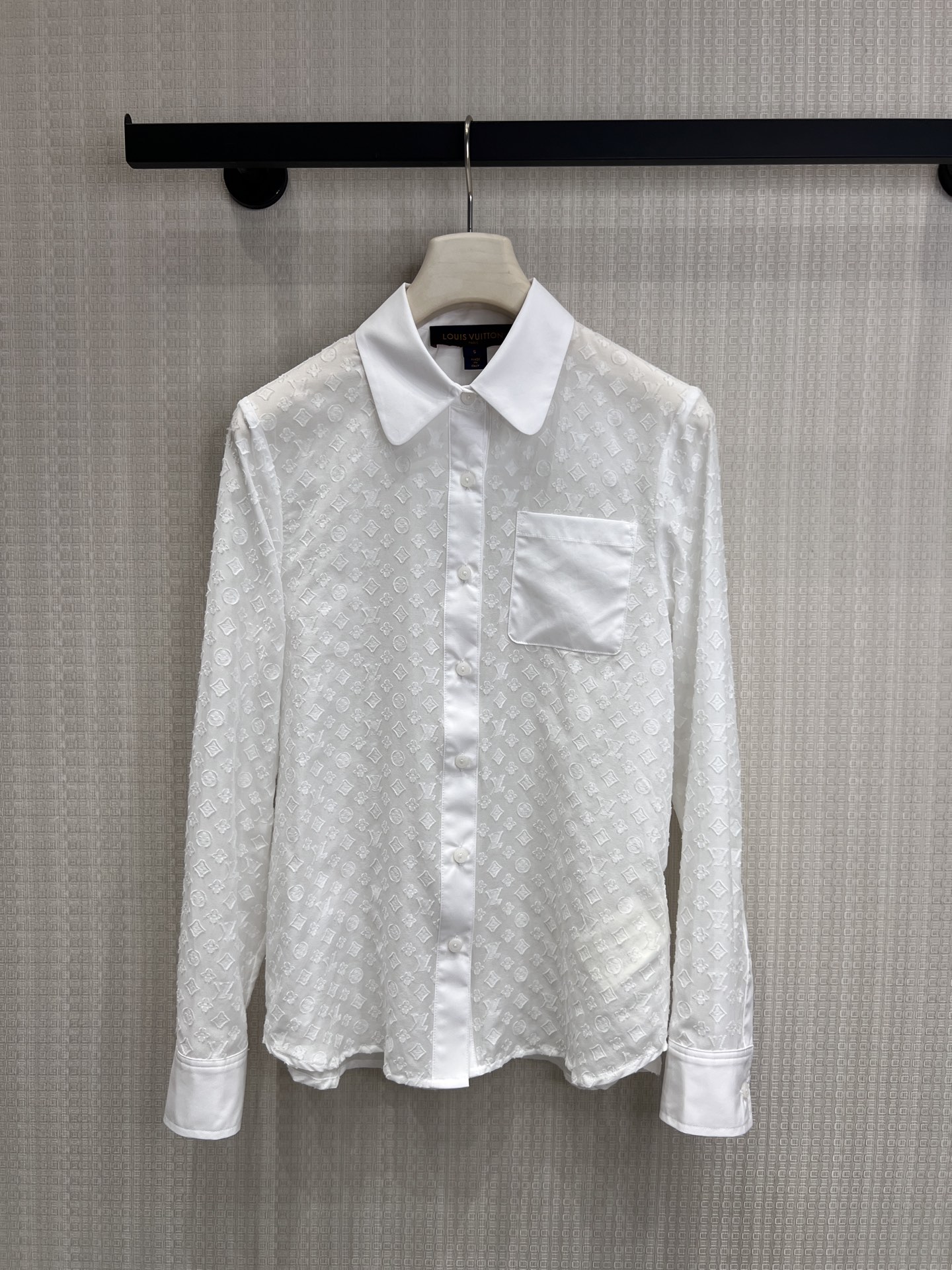 NO:845387,26 new spring and summer LV shirts  The aesthetic symbol that spans centuries, when it falls on this white shirt, it becomes an unobtrusive high-end footnote. The soft light texture of the slightly translucent tulle flows between light and shadow, and the loose silhouette and dropped shoulder tailoring blend the brand's unique relaxed elegance into every inch of the fabric.  .Never stop at the basics. The velvet-like jacquard hides the brand logo, the soft but not slumping slightly translucent fabric has a cool and soft light, and the loose version weakens the lines, turning 'effortless luxury' into a daily high-end expression. Ready for sale smL,, louis  vuitton,shirts,1986090926春夏新品 LV衬衫 跨越世纪的美学符号,当它落在这件白衬衫上,便成了不张扬的高级注脚.微透薄纱的柔光肌理,在光影间流动,宽松廓形落肩剪裁,把品牌独有的松弛贵气,揉进每一寸面料里.从不止于基础款.绒感提花暗藏品牌标识,软而不塌的微透面料自带清冷柔光,宽松版型弱化线条,将“不费力的奢华”,穿成日常的高级表达.现货出售smL,,louis vuitton,shirts,,Women's clothing
