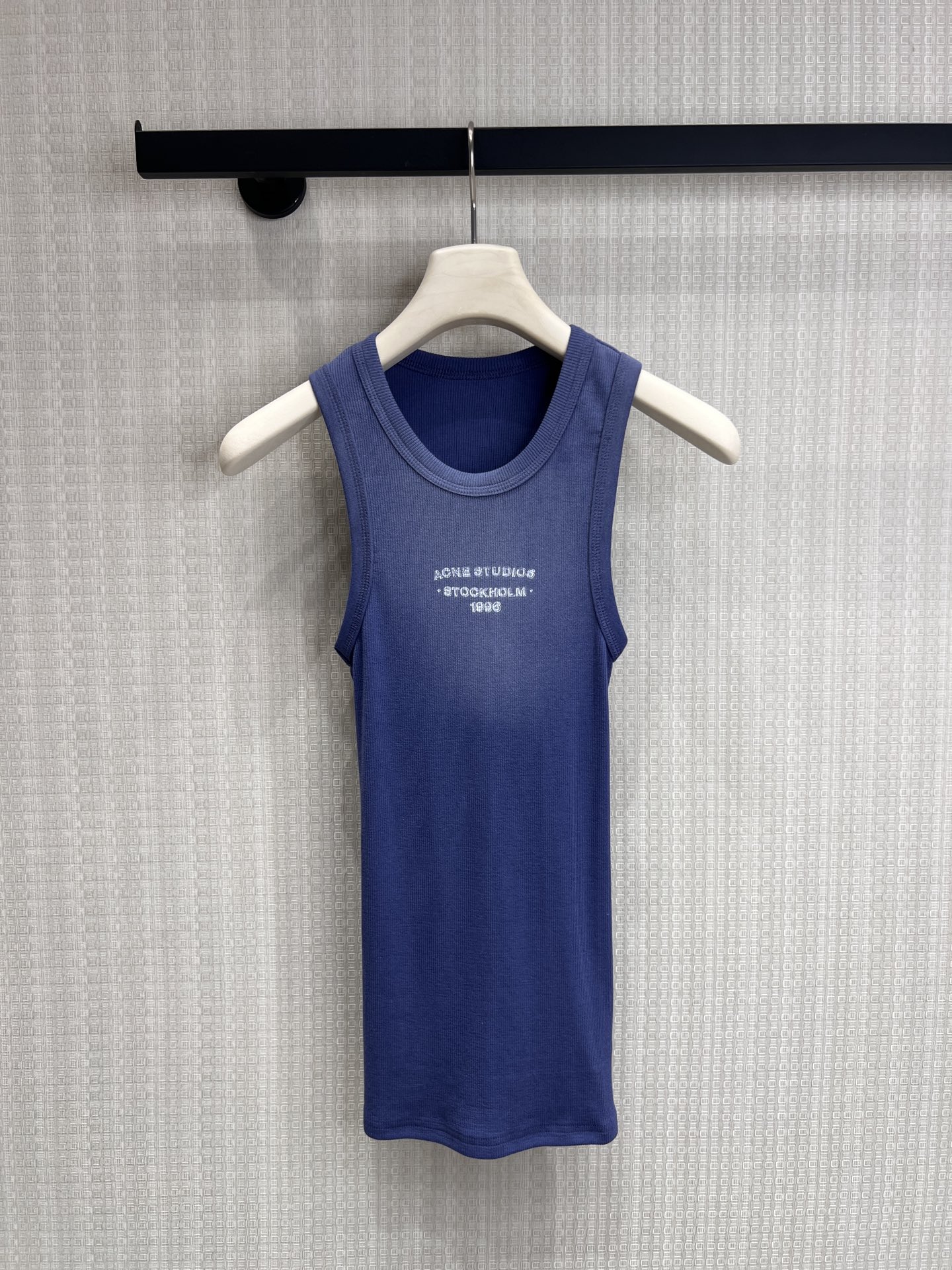 NO:845382,Ac** Retro Lettering Vest | Just needed by hot girls. Classic 1996 logo print, with a retro street feel. High-elastic rib fabric, close to the body without tightening the flesh, showing slimness and hiding the flesh. I-shaped wide shoulder design, one-click to hide the side breasts. Mist gray and blue tone, white and versatile, can be worn alone or layered. It can be worn casually with jeans/suits for a high-end sense of relaxation. Ready for sale smL,, business suit,19860909Ac**复古字母背心｜辣妹刚需款 经典1996标识印花,自带复古街头感 高弹罗纹面料,贴身不勒肉,显瘦又藏肉 工字宽肩设计,副乳拜拜肉一键隐藏 雾感灰蓝调,显白又百搭,单穿叠穿都绝 随便搭牛仔/西装都能穿出高级松弛感现货出售smL,,business suit,,Women's clothing