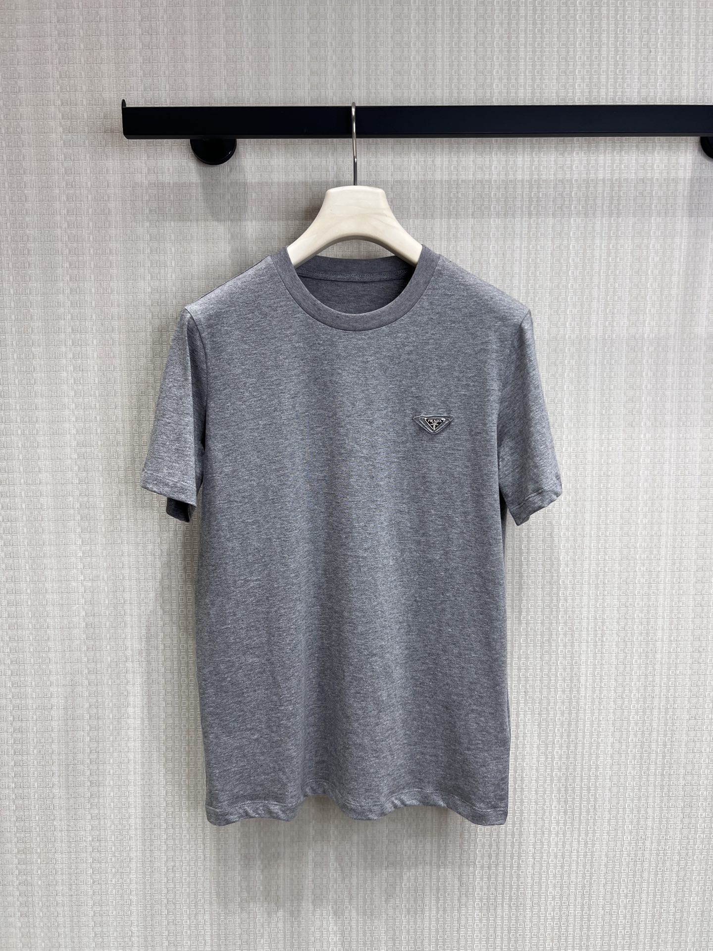 NO:845373,26 spring and summer new product Pra** triangle logo gray T-shirt | High-end sense welded on the body. Classic floral gray tone, more resistant to stains than white T, gentler than black T. Iconic metal triangle logo, low-key and recognizable. The fit is not tight, hiding the flesh and slimming, super friendly. It can be used for commuting/dating/shopping, and you can close your eyes without stepping on the thunder. Ready for sale sml, prada, tees, t-shirt,1986090926春夏新品 Pra**三角标灰色T恤｜高级感焊在身上 经典花灰调,比白T耐脏,比黑T温柔 标志性金属三角标,低调又有辨识度合身不紧绷的版型,藏肉显瘦超友好 通勤/约会/逛街都能hold住,闭眼入不踩雷现货出售smL,,prada,tees，t-shirt,,Women's clothing
