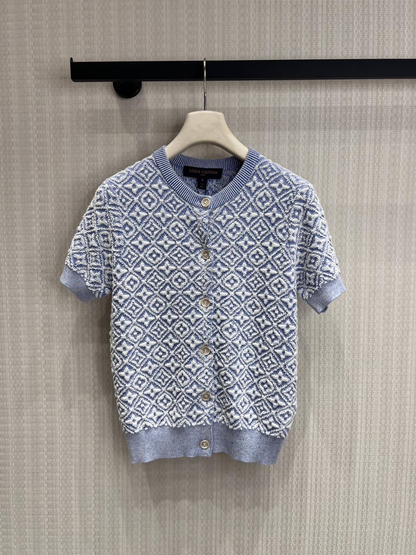 NO:846263,Dress short-sleeved 26 spring and summer new arrivals LV limited presbyopia knitted with a sense of elegance Ice blue rhombus jacquard with big-name texture Soft and breathable knitted, not sweaty in summer POLO collar + half-open zipper, gentle and neat Versatile to wear alone, effortless and sophisticated, ready for sale smL,, louis vuitton, skirts, T-shirt,19860909连衣裙 短袖 26春夏新品 LV限定老花针织 贵气感拉满 冰蓝调菱格提花,自带大牌质感 软糯透气针织,夏天穿不闷汗 POLO领+半开拉链,温柔又利落 单穿百搭,轻松拿捏轻熟高级感现货出售 smL,,louis vuitton,skirts,T-shirt,,Women's clothing