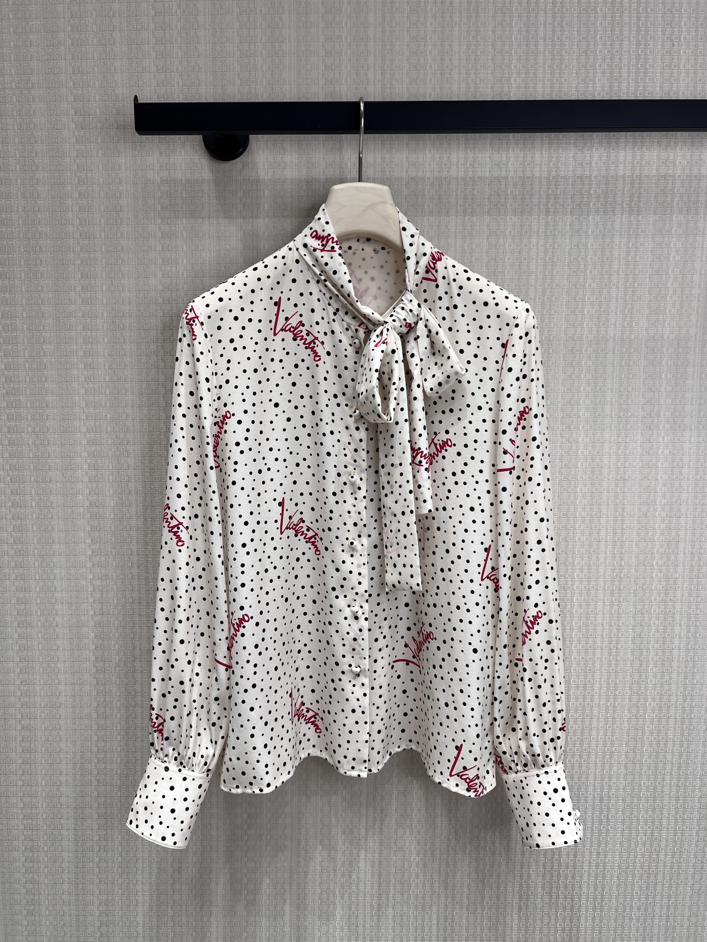 NO:845432,The new spring and summer 26 Warren silk shirt features iconic polka dots and handwritten signature prints, integrating the brand's genes into silky satin.  The neckband is the finishing touch, it can be tied into an elegant bow or draped casually, unlocking two styles; the lantern sleeves are cut to hide the flesh and look slimmer, and are matched with neat single-breasted buttons, which can be worn for commuting and dating with a high-end sense of relaxation. The contrasting red and white colors are self-recognizable, and the upper body is like a noble heroine with a soft light filter. Ready for sale smL, valentino, shirts, real silk,1986090926春夏新品 华伦真丝衬衫 标志性波点与手写签名印花,将品牌基因融入丝滑缎面. 领口飘带是点睛之笔,可系成优雅蝴蝶结,也可随性垂坠,解锁两种风格；灯笼袖剪裁藏肉显瘦,搭配利落单排扣,通勤、约会都能穿出高级松弛感.红白撞色自带辨识度,上身即是自带柔光滤镜的贵气女主.现货出售smL,,valentino,shirts,real silk,,Women's clothing