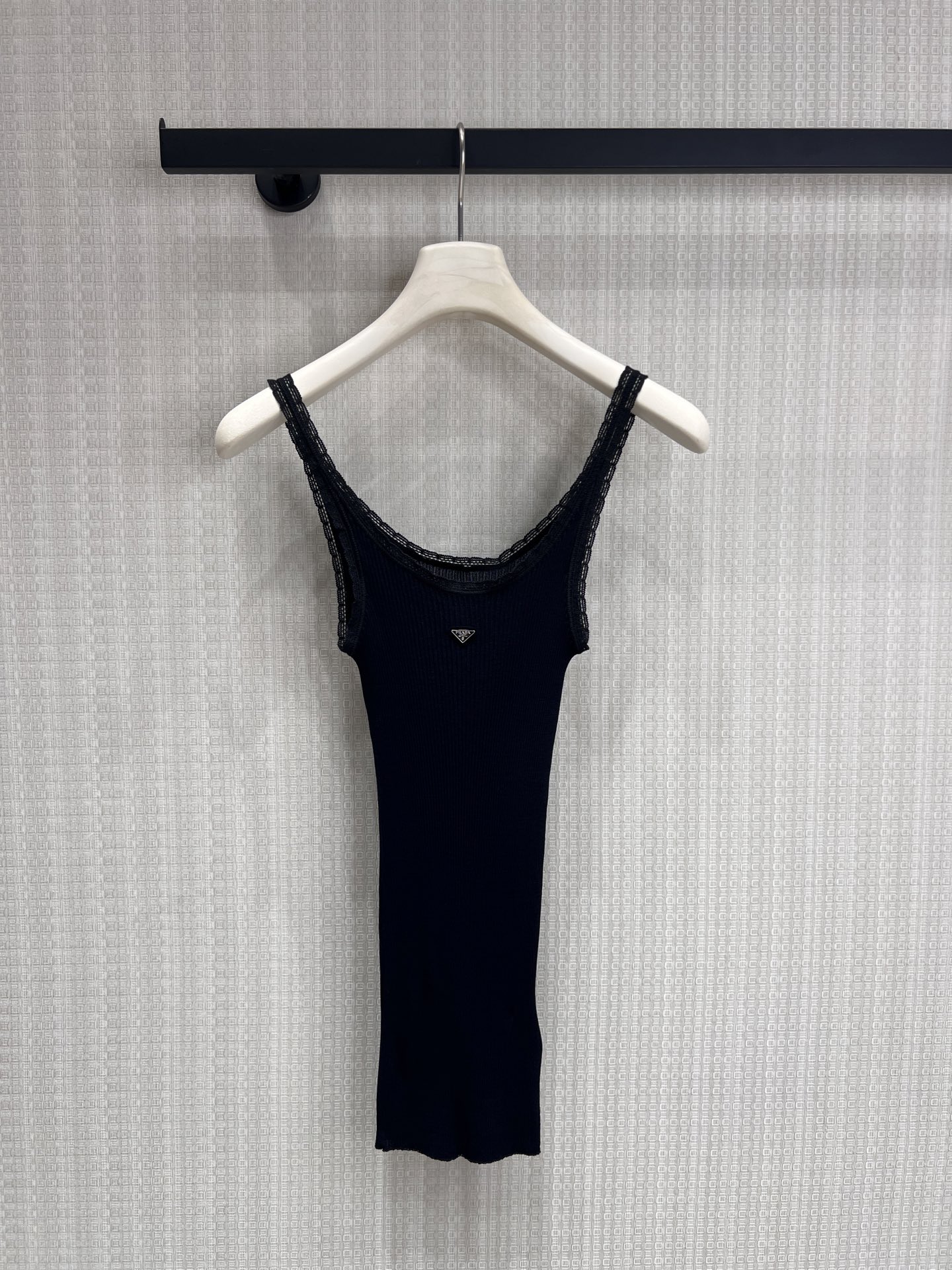 NO:845437,26 spring and summer new product Pra** triangle logo lace camisole. The classic triangle logo locks the recognition. The fine pit strip knitting has a slimming buff, which fits the body shape without being cramped. The lace at the neckline softens the lines and breaks the neat feeling of all black. It has the right balance of sweet and cool. It can be worn alone to create a hot girl style, or it can be layered with a suit shirt. It is a versatile item that can be worn repeatedly in the wardrobe. Ready for sale smL, prada, shirts, business  suit,1986090926春夏新品 Pra**三角标蕾丝吊带背心 经典三角徽标锁死辨识度,细坑条针织自带显瘦buff,贴合身形又不显局促. 领口蕾丝花边柔化线条,打破全黑的利落感,甜酷平衡得刚刚好. 可单穿打造辣妹风,也可内搭西装衬衫,是衣柜里能反复搭出新鲜感的万能单品.现货出售smL,,prada,shirts,business suit,,Women's clothing