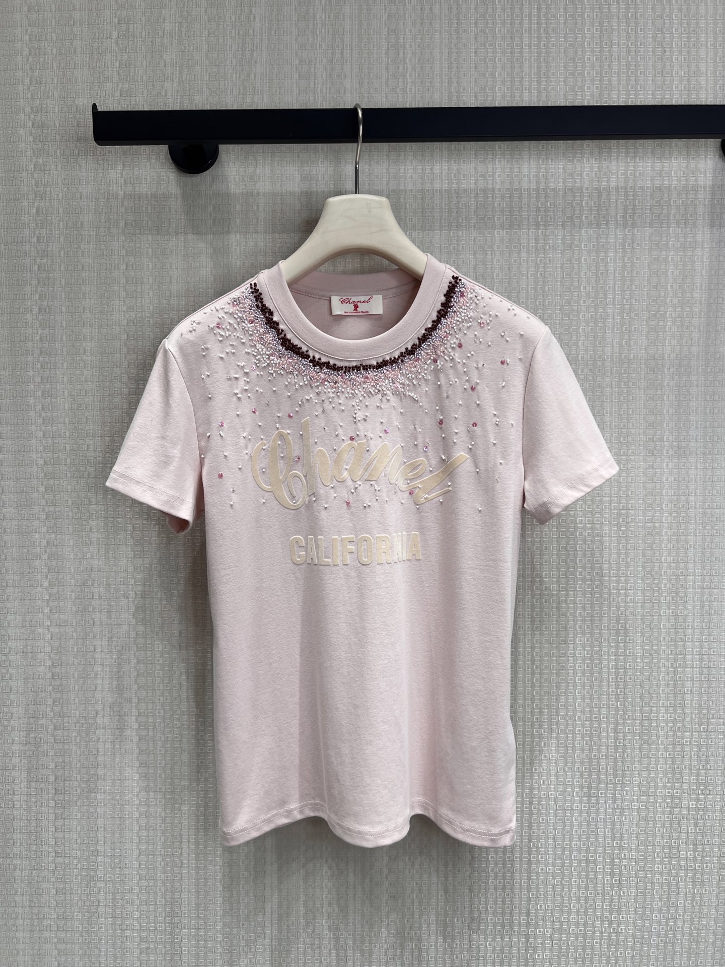 NO:846275,26 spring and summer new products, original niche short-sleeved, heavily beaded T-shirt with a pink tone full of atmosphere. The neckline is covered with gradient diamonds and pearl studs, like a starlight. The three-dimensional embroidered letters soften the outline, and the soft cherry blossom pink tone comes with a gentle filter. It does not make you picky and reduces the age. It is dignified enough when worn alone, and it is easy to capture the sense of girlish nobility. Ready for sale sml,, T-shirt, tees, t-shirt,1986090926春夏新品 原创小众短袖 粉调氛围感拉满的重工钉珠T恤 领口满铺渐变彩钻与珍珠钉饰,像落了一身星光 立体刺绣字母柔化轮廓,软乎乎的樱花粉调自带温柔滤镜 不挑皮的减龄感,单穿就足够显贵,轻松拿捏少女贵气感 现货出售smL,,T-shirt,tees，t-shirt,,Women's clothing