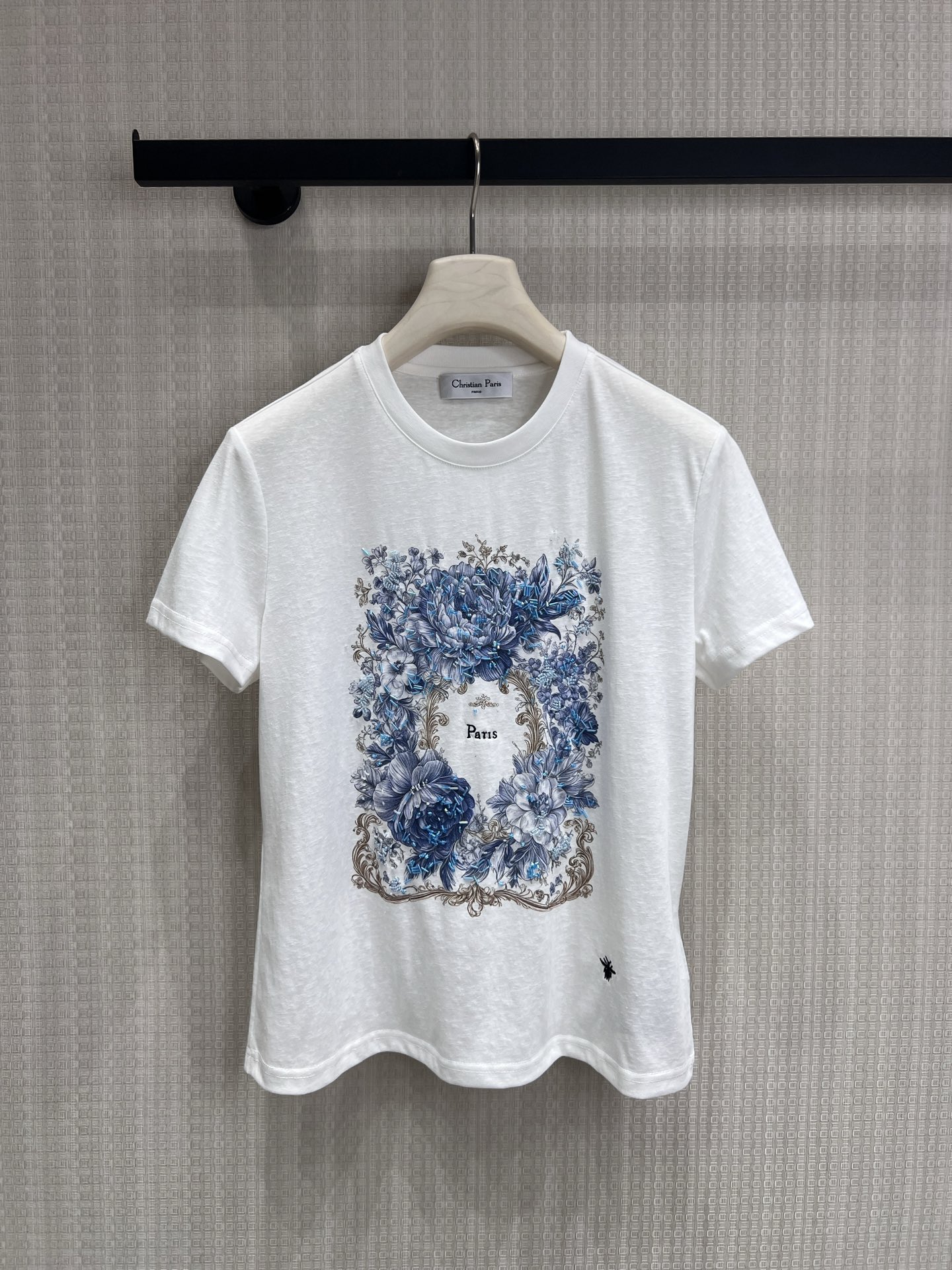 NO:846279,26 new spring and summer products Dio** uses blue flowers to depict French romance, and white T-shirts to carry the relaxed daily life. Heavy-duty printing reproduces the texture of oil paintings, restoring the elegance of blue and white porcelain. Skin-friendly and breathable fabrics, suitable for the gentle texture of the four seasons. Simple silhouette tailoring, balancing casualness and refinement. A white T-shirt, wear your own elegant style. Ready for sale smL,, dior,1986090926春夏新品 Dio** 以蓝花绘就法式浪漫,以白T承载松弛日常 重工印花复刻油画肌理,还原青花瓷的雅致 亲肤透气面料,适配四季的温柔质感 简约廓形剪裁,平衡随性与精致 一件白T,穿出属于你的优雅格调现货出售smL,,dior,,Women's clothing