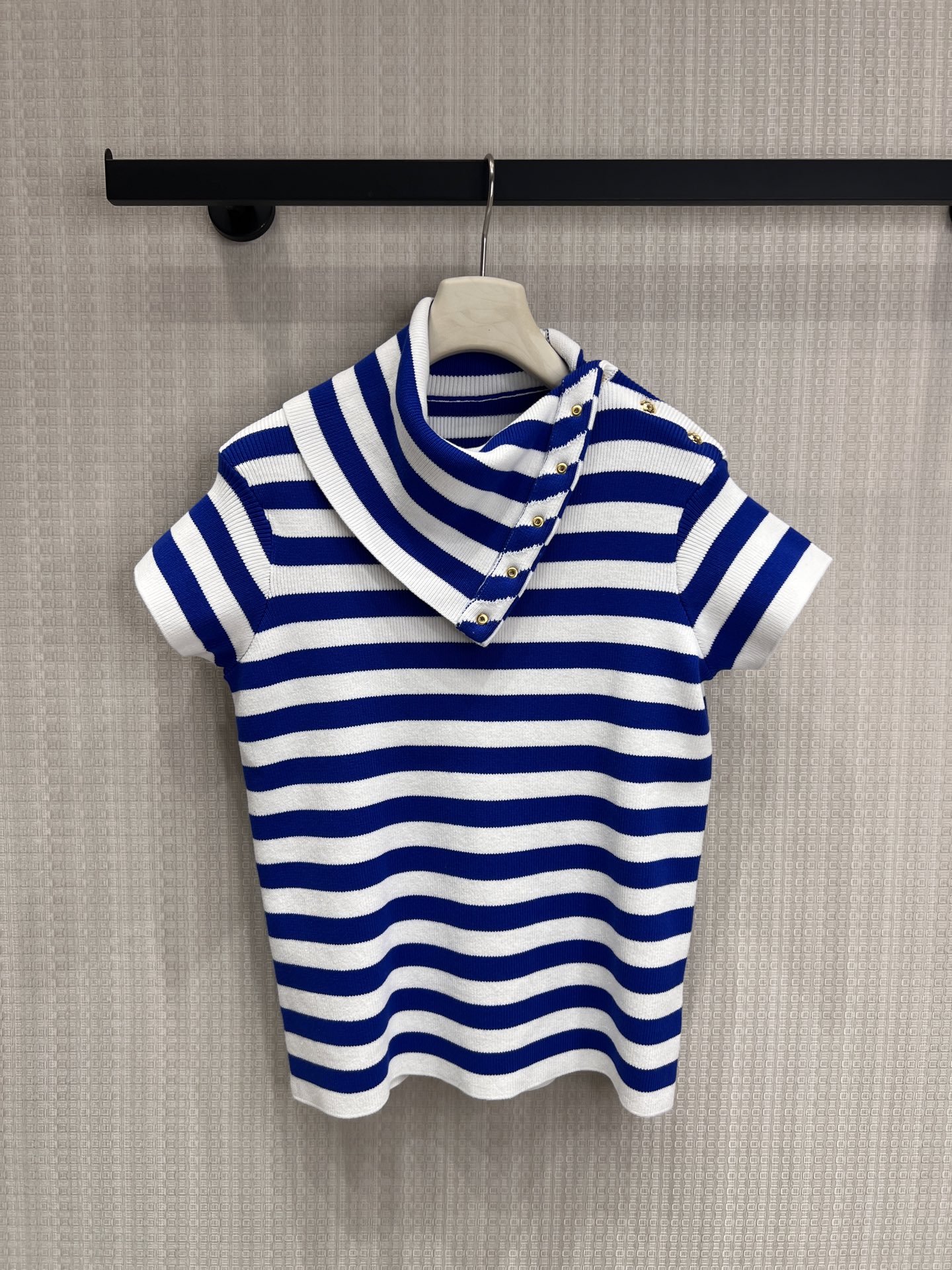 NO:845442,26 spring and summer new product CEL** classic blue and white striped knitwear, reshapes the elegant silhouette with nautical style inspiration. The asymmetric wrap-style collar with golden button buttons breaks the conventional design sense, with both clean and soft lines; the fine pit texture has slimming properties, and the short-sleeved cut is suitable for all seasons. It can be worn alone or layered to easily create a French sense of luxury. Ready for sale smL, T-shirt,1986090926春夏新品 CEL**经典蓝白条纹针织衫,以航海风为灵感重塑优雅轮廓. 不对称围裹式领型搭配金色排扣,打破常规设计感,兼具利落与柔美的线条；细坑条肌理自带显瘦属性,短袖剪裁适配四季穿搭,单穿或叠搭都能轻松穿出法式高级感.现货出售smL,,T-shirt,,Women's clothing