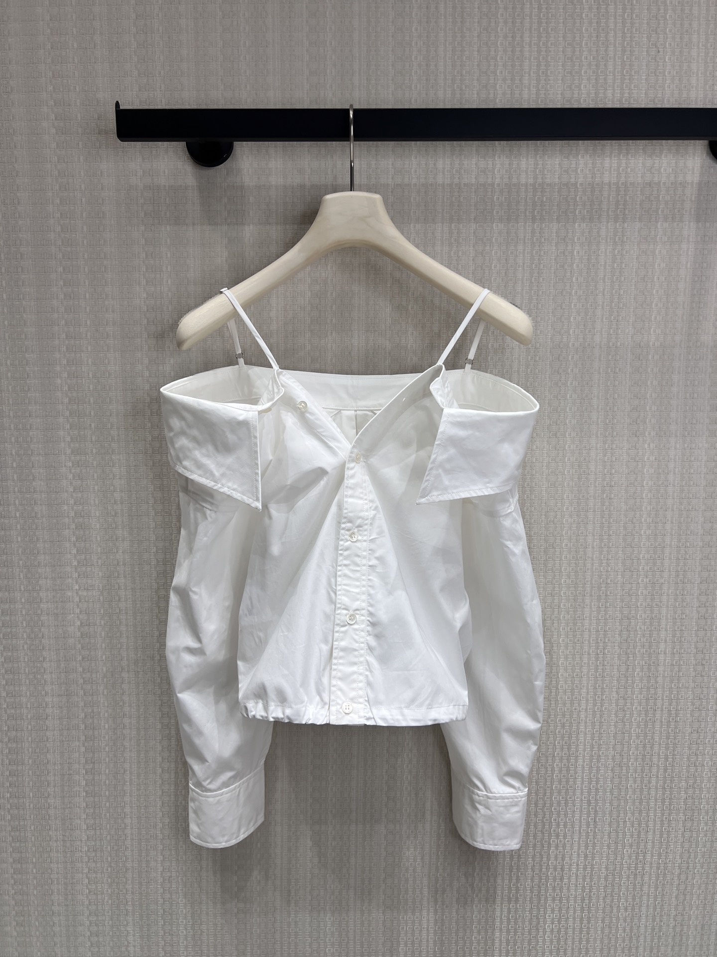 NO:845447,26 spring and summer new arrivals Alexa** deconstructed style strapless off-shoulder white shirt  Breaking the traditional shirt frame, the deconstructed design of double suspenders + dropped shoulder lapels reshapes the sexiness and neatness of the white shirt. The high-count cotton material has its own skinny feel, the short waist version optimizes the proportions, and the off-shoulder line is just right, balancing the sophistication of the workplace and the relaxation of dating. The salty or sweet design, one piece can be worn in many ways, and it is a pioneering item with self-recognition in the wardrobe. Ready for sale smL, shirts,1986090926春夏新品 Alexa**解构风吊带露肩白衬衫 打破传统衬衫框架,以双吊带+落肩翻领的解构设计,重塑白衬衫的性感与利落.高支棉料自带骨感,短款收腰版型优化比例,露肩线条恰到好处,平衡了职场的干练与约会的松弛.可盐可甜的设计,一件解锁多种穿法,是衣柜里自带辨识度的先锋单品.现货出售smL,,shirts,,Women's clothing