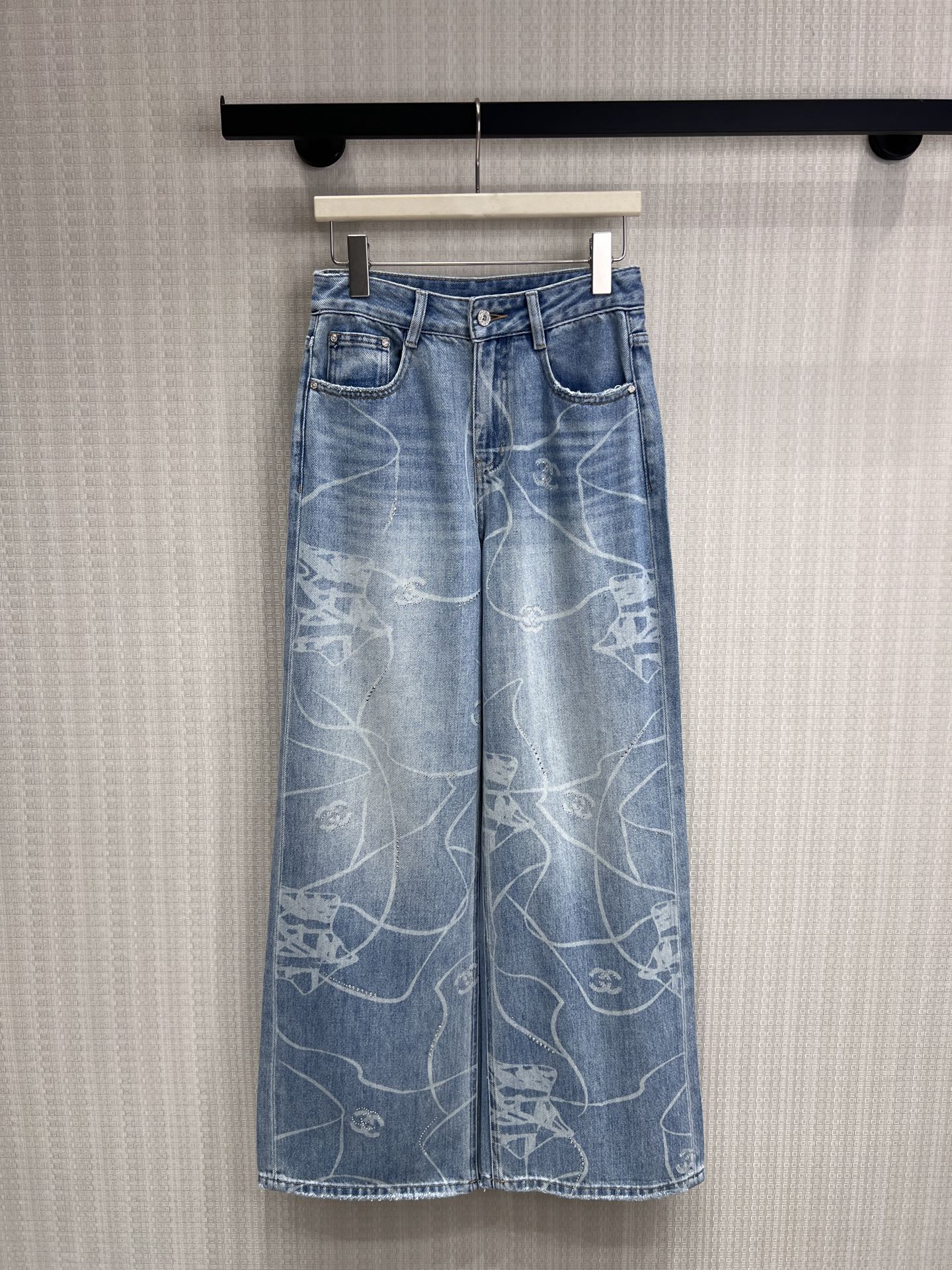 NO:846270,26 spring and summer new products. Exclusive original jeans welded directly to the body, not a bad street style. The exclusive hand-painted line printing is amazing. The light blue wash comes with a soft light filter. The soft denim high waist + straight wide legs. The wide hips and thick legs are directly hidden. Wearing it alone makes you feel lazy and noble. With a short top, your legs will be two meters longer. Original and non-colliding styles. You will no longer be afraid of clashing with others when you go out. Ready for sale smL,,jeans,1986090926春夏新品 独家原创牛仔裤直接焊在身上不是烂大街的款,独家手绘线条印花太绝了浅蓝水洗自带柔光滤镜,软乎乎的牛仔布高腰+直筒阔腿,胯宽腿粗直接藏得严严实实 单穿就是慵懒贵气感,配短上衣直接腿长两米 原创不撞款,出门再也不怕和别人撞衫啦现货出售smL,,jeans,,Women's clothing
