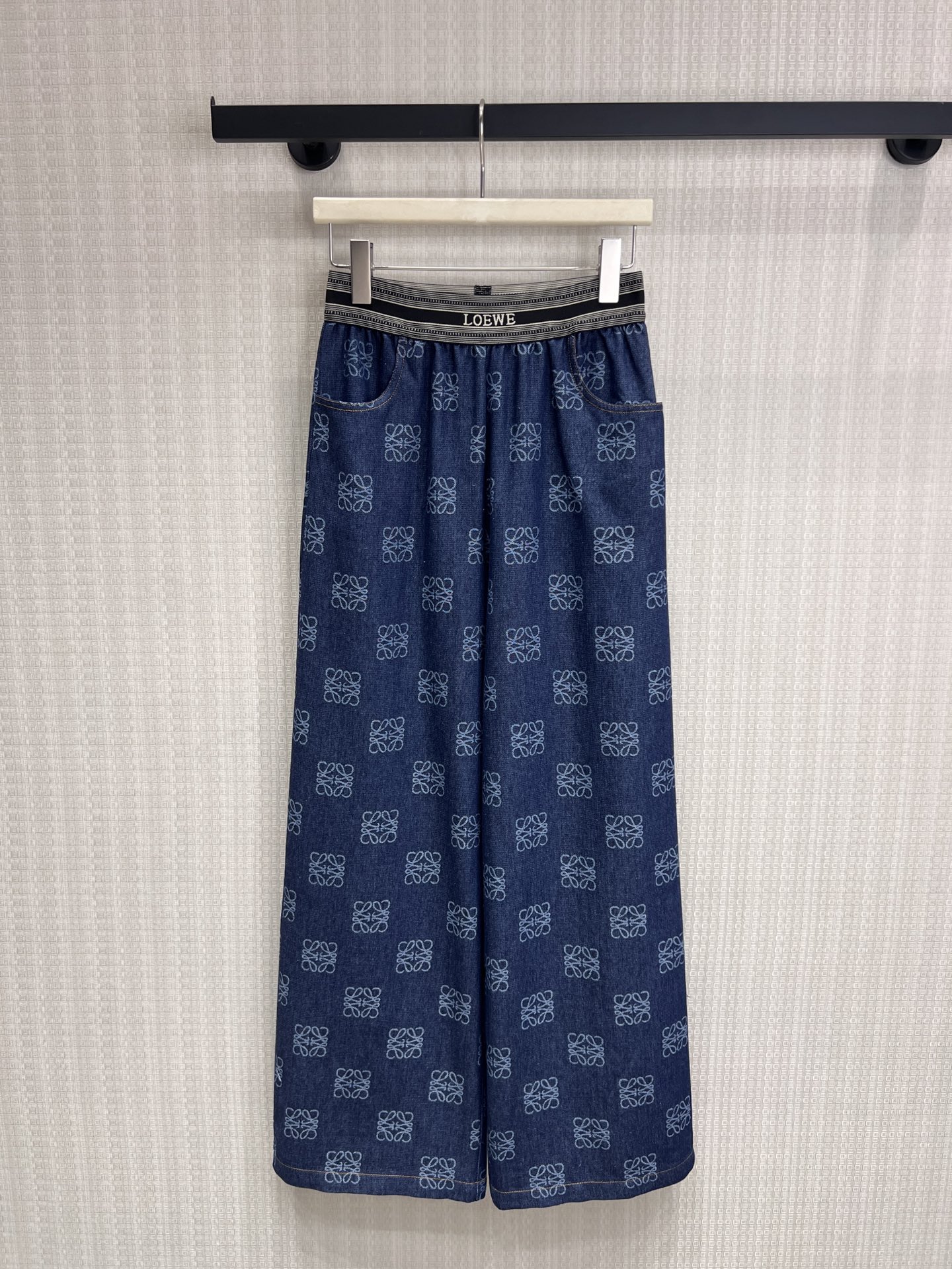 NO:868451,26 spring and summer new products LOE** Presbyopic wide-leg pants with a relaxed aesthetic in denim and blue, with an effortless high-end aura. The elastic waistband is engraved with the brand logo, and the drape cut hides the flesh and makes you look slimmer. The all-over embroidered presbyopia is low-key and injects recognition, salty and rustic. It can be worn alone or layered to support the style, and it is easy to unlock the casual sense of luxury. Ready for sale smL,, loewe,1986090926春夏新品 LOE** 老花阔腿裤丹宁蓝调的松弛美学,自带不费力的高级气场 弹力腰头织带印刻品牌标识,垂坠剪裁藏肉显瘦 满幅刺绣老花低调注入辨识度,可盐可飒 单穿叠搭皆能撑起格调,轻松解锁随性高级感现货出售smL,,loewe,,Women's clothing