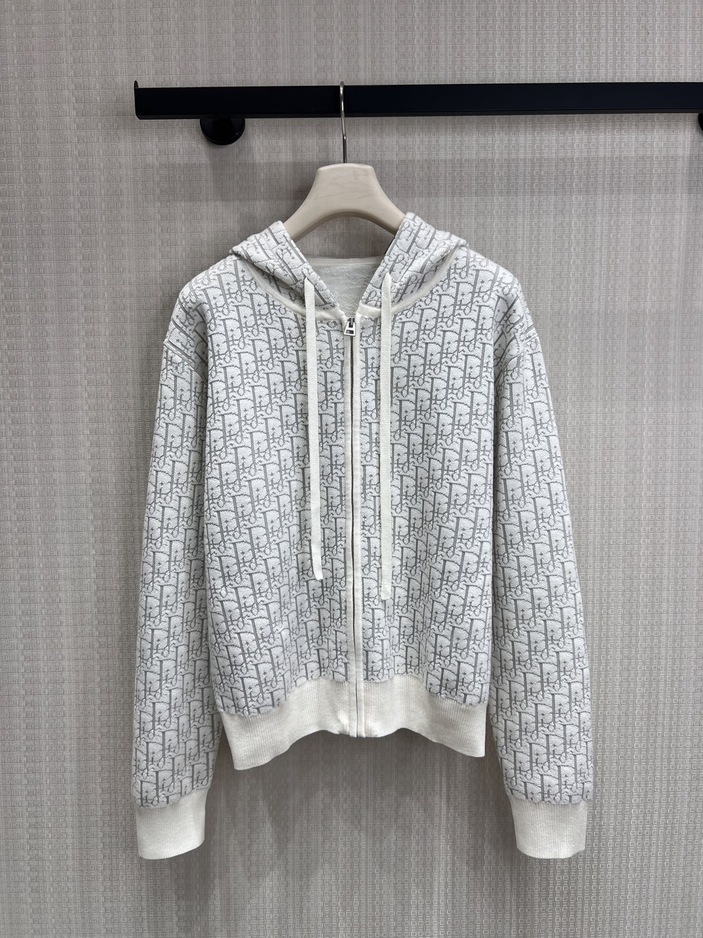 NO:857015,26 new spring and summer products Dio ** hooded zipper design sweater cardigan, combining casual and neat soft waxy knitted fabrics, a gentle item with a soft light filter. Drawstrings of the same color + contrasting ribs, the details hide a sense of luxury. Loose off-shoulder version, lazy and slim, suitable for all kinds of body shapes. Presbyopic texture created by jacquard craftsmanship, low-key and unobtrusive. Classic hooded zipper style, can be salty or sweet, and looks great when worn alone or layered.  Soft and skin-friendly texture, ready for sale smL, dior, sweaters, hats,1986090926春夏新品 Dio **连帽拉链设计毛衣开衫,兼顾休闲与利落感软糯针织面料,自带柔光滤镜的温柔单品 同色系抽绳+撞色罗纹,细节藏着高级感 宽松落肩版型,慵懒又显瘦,适配各种身材 提花工艺打造的老花肌理,低调不张扬 经典连帽拉链款,可盐可甜,单穿叠搭都出彩 软糯亲肤的质感 现货出售smL,,dior,sweaters,hats,,Women's clothing