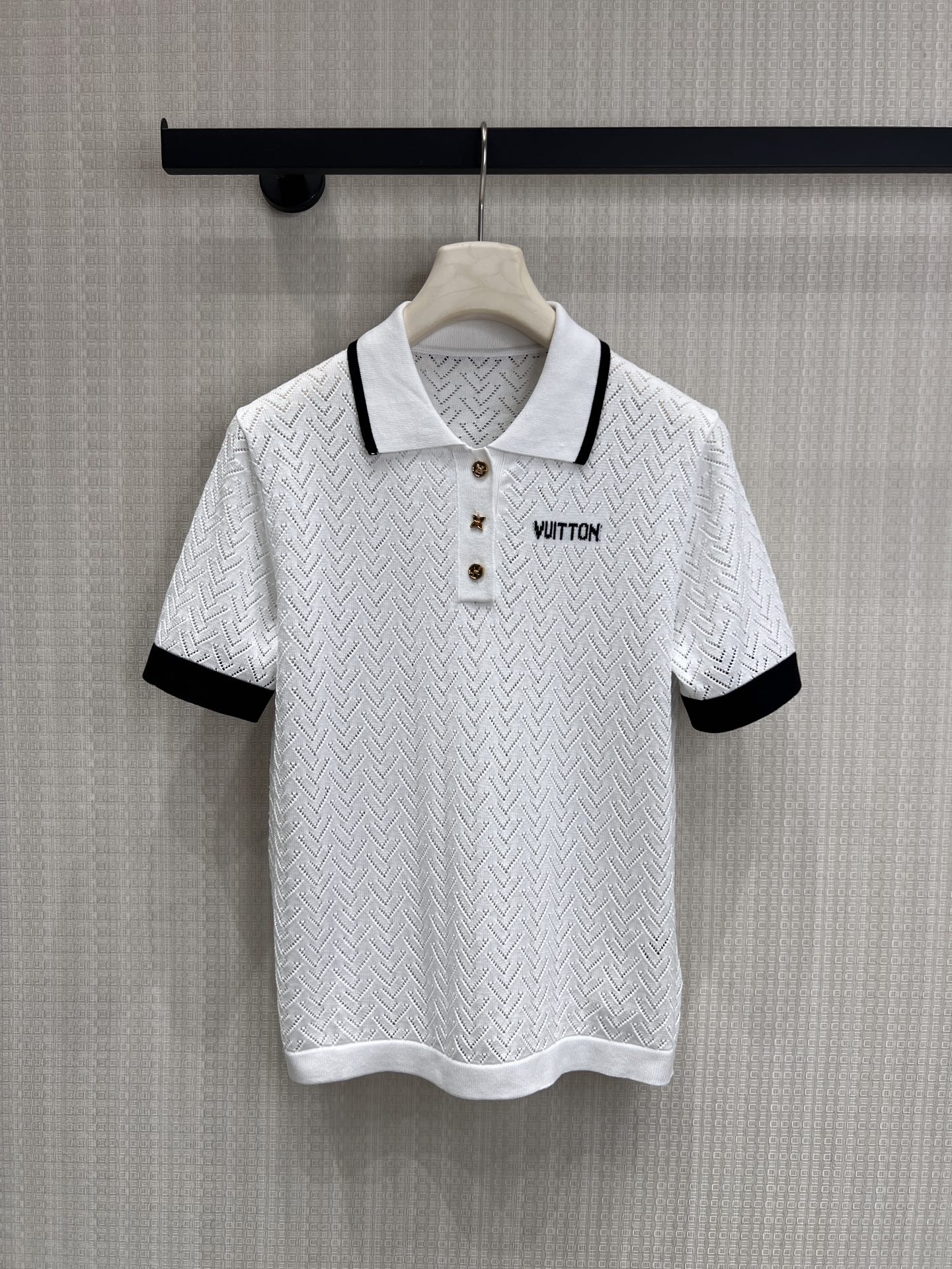 NO:857006,26 spring and summer new products Warren short-sleeved sweater. Micro-permeable herringbone knitting, hiding the breathable secrets of summer. Contrast color collar + metal buckle, low-key and exquisite details. Can be worn alone or layered, unlocking N kinds of advanced wearing methods. White-tone knitted Polo, a gentle item with its own soft light filter. Soft and fufu skin-friendly texture, suitable for daily commuting.  Simple letter embellishment, unobtrusive but with aura, ready for sale smL, valentino, sweaters, T-shirt,1986090926春夏新品 华伦短袖毛衣 微透镂空人字纹针织,藏着夏日的透气小心机 撞色领边+金属扣,细节处的低调精致 单穿叠搭皆可,解锁N种高级穿法 白调针织Polo,自带柔光滤镜的温柔单品 软fufu的亲肤质感,日常通勤都适配 简约字母点缀,不张扬却自带气场现货出售smL,,valentino,sweaters,T-shirt,,Women's clothing