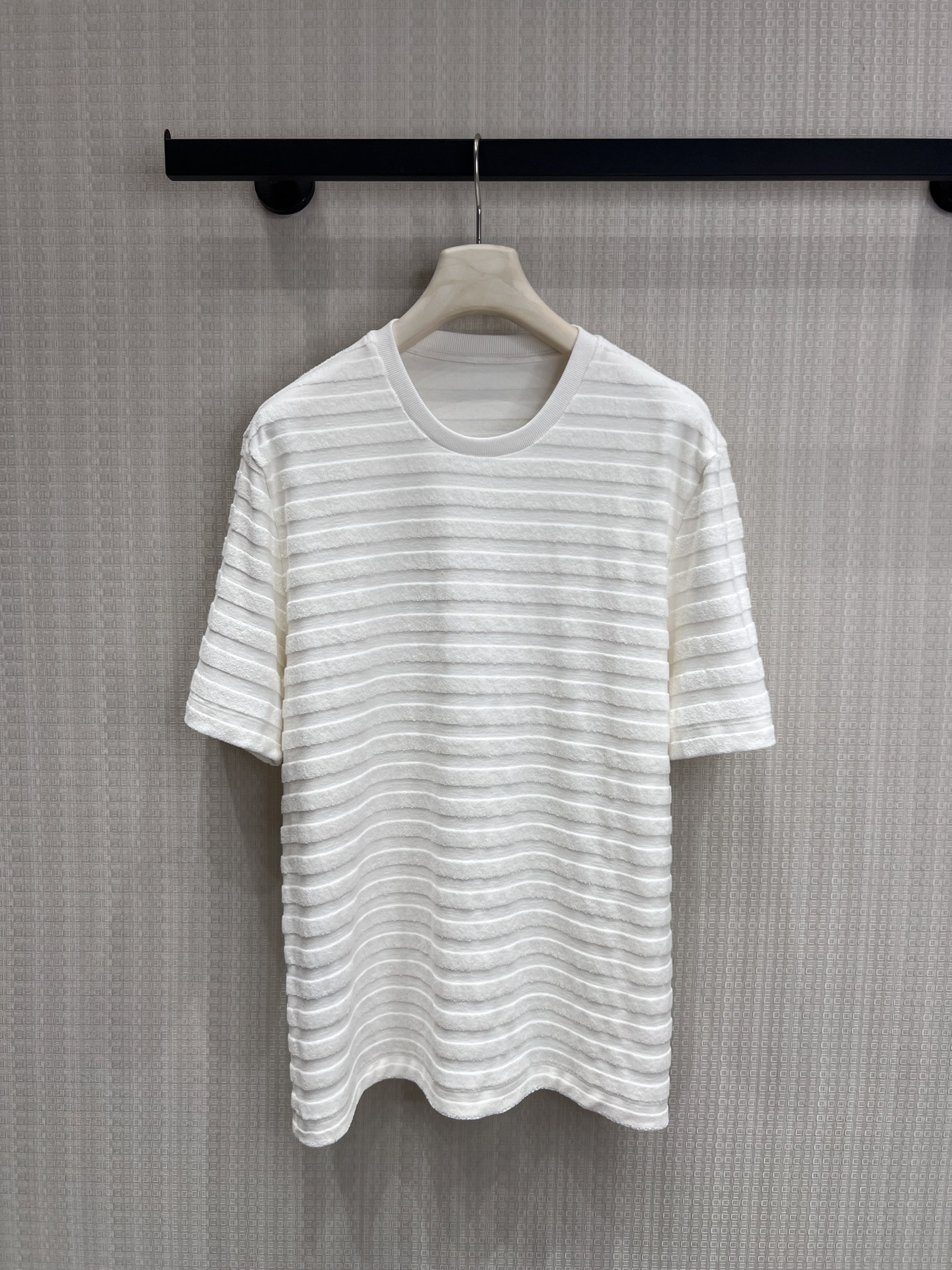 NO:857026,26 spring and summer new products LP  The textured striped knitted short-sleeves inherit the brand's consistent low-key luxury aesthetics. The soft and skin-friendly texture fabrics are selected, with delicate stripes. The silhouette is loose but not draggy, taking into account relaxation and neatness. Whether worn alone to create a lazy atmosphere, or as a layered basic style, it can easily be worn with an effortless high-end texture. It is a versatile necessity for the spring and summer wardrobe. Available now smL, loro piana, T-shirt,1986090926春夏新品 LP 肌理条纹针织短袖,承袭品牌一贯的低调奢感美学.甄选柔糯亲肤的肌理面料,自带细腻条纹层次,廓形宽松却不显拖沓,兼顾松弛与利落.无论是单穿打造慵懒氛围感,还是作为叠搭基础款,都能轻松穿出不费力的高级质感,是春夏衣橱的百搭刚需.现货出售smL,,loro piana,T-shirt,,Women's clothing