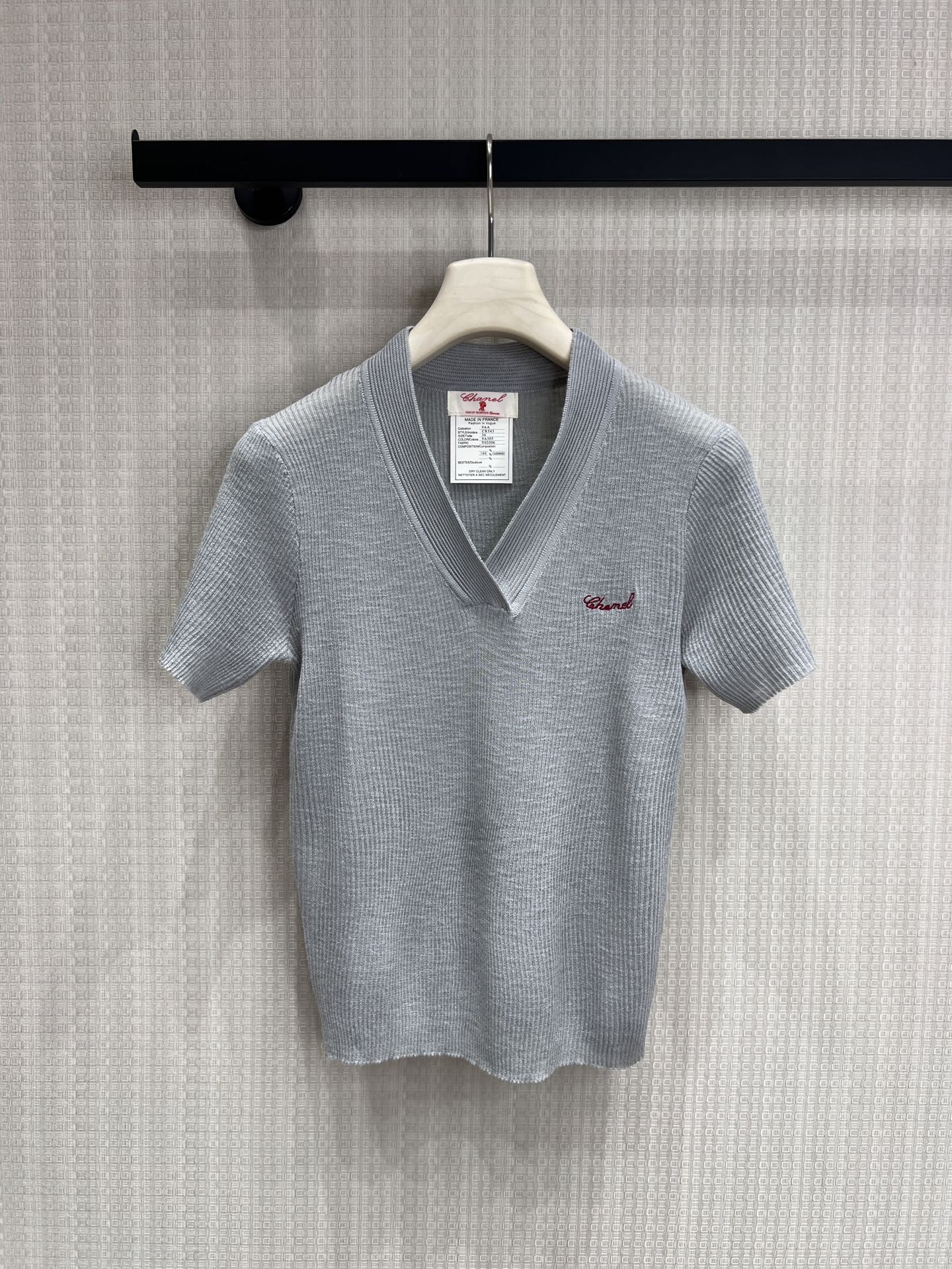 NO:857034,26 new spring and summer products, original niche short-sleeved sweater, textured V-neck knit, light and slightly translucent texture, neat V-neck to modify the neck line, delicate embroidery, low-key finishing touch, multiple colors available, just the right balance between relaxed and lazy and exquisite and high-end, you can wear it effortlessly in spring and summer. Ready for sale smL,, sweaters, T-shirt,1986090926春夏新品 原创小众短袖毛衣 肌理V领针织,轻透微透的肌理质感,利落V领修饰颈部线条,细腻刺绣低调点睛,多色可选,将松弛慵懒与精致高级感平衡得恰到好处,承包你春夏的不费力穿搭. 现货出售smL,,sweaters,T-shirt,,Women's clothing