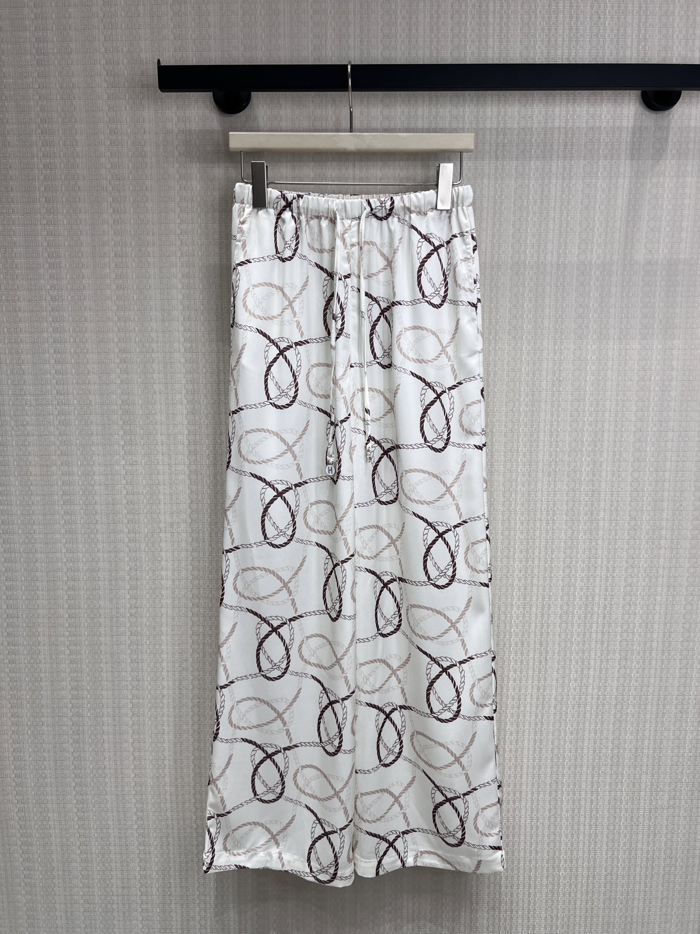 NO:857020,26 spring and summer new products, original niche casual pants, soft satin cord print, relaxed and luxurious, with soft light filter when walking, low saturation knotted satin pants, draped to make you look slimmer, unlocking a lazy and noble atmosphere, high-definition cord printed satin pants, smooth drape, suitable for all relaxed scenes, minimalist cord printed wide leg pants, soft satin, interpretation of effortless high-end, ready for sale smL,,1986090926春夏新品 原创小众 休闲裤 柔缎绳纹印花 松弛奢感,行走自带柔光滤镜,低饱和绳结缎面裤,垂坠显瘦,解锁慵懒贵气氛围,高定感绳纹印花缎面裤,柔滑垂坠,适配所有松弛场景 ,极简绳纹印花阔腿裤,柔光缎面,演绎不费力的高级感现货出售smL,,,Women's clothing