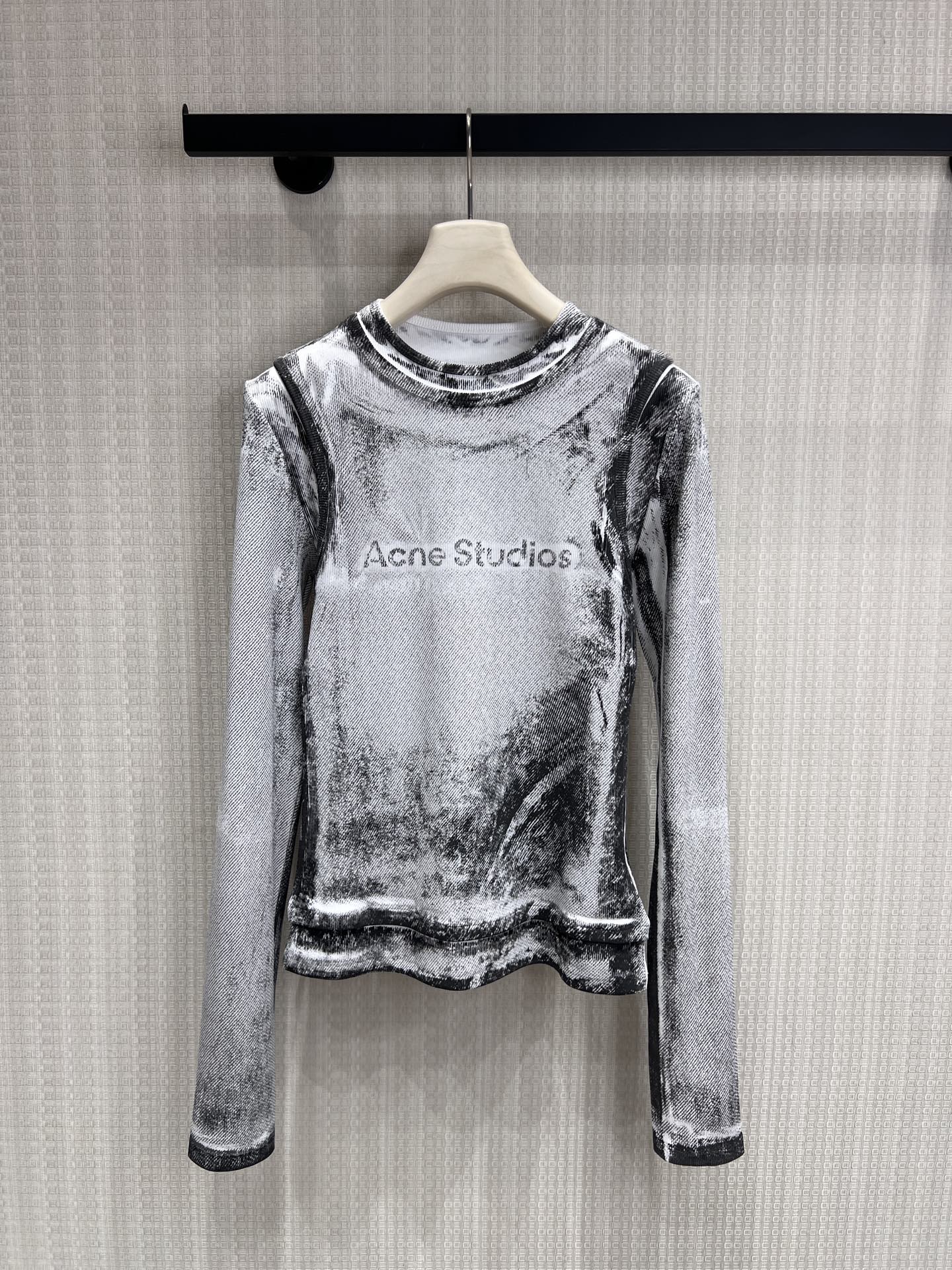 NO:857116,26 spring and summer new product Ac** sfumato printed long-sleeved T-base, wear avant-garde art on the body. The old-fashioned ink print is full of tension, the slim fit optimizes body proportions, the brand embroidery is a low-key touch, and the slightly transparent fabric comes with a soft focus filter, which can be worn alone or layered to create a unique and high-end feel. Ready for sale smL,,1986090926春夏新品 Ac**晕染印花长袖T打底,将先锋艺术穿在身上.水墨感做旧印花充满张力,修身版型优化身材比例,品牌刺绣低调点睛,微透面料自带柔焦滤镜,单穿叠搭都能穿出独特高级感.现货出售smL,,,Women's clothing