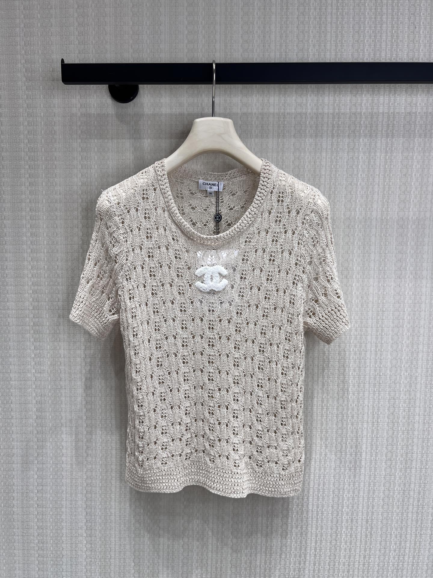 NO:858900,26 spring and summer new product Cha** short-sleeved knitted sweater with apricot tone hollow out, delicate romantic ingenuity hidden in the texture. Breathable mesh with soft tailoring, with a relaxed and gentle atmosphere. Original niche style, gentle when worn alone, high-end when layered, it is a temperament item with its own texture filter in the wardrobe. Ready for sale smL, sweaters, T-shirt,1986090926春夏新品 Cha**短袖针织毛衣奶杏调镂空,肌理间藏着细腻的浪漫巧思.透气网眼搭配柔和剪裁,自带松弛又温柔的氛围感.原创小众款,单穿温柔,叠搭高级,是衣柜里自带质感滤镜的气质单品.现货出售smL,,sweaters,T-shirt,,Women's clothing