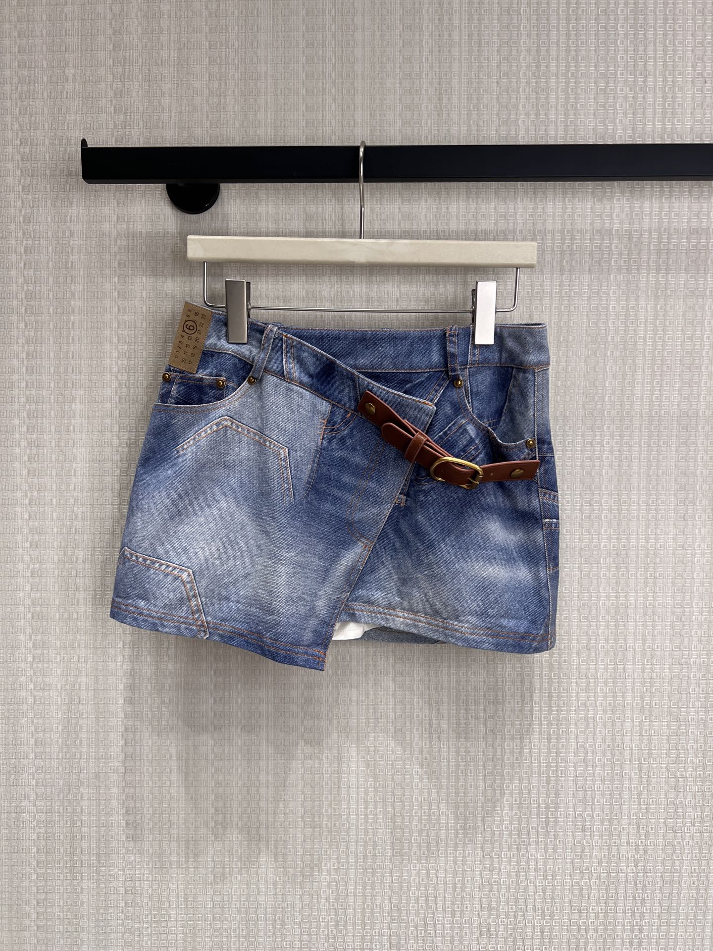 NO:858875,26 spring and summer new products, original niche denim skirt, washed gradient denim texture, deconstructed asymmetric tailoring breaks the rules. Retro brown belt buckle embellishment, neat A-line version hides the flesh and shows straight legs. Niche original design, with a loose and uninhibited sense of high-end, can be worn alone or layered to create a unique accent. Ready for sale smL,,skirts,1986090926春夏新品 原创小众牛仔半裙 ,水洗渐变牛仔肌理,解构式不对称剪裁打破常规.复古棕色皮带扣点缀,利落A字版型藏肉显腿直.小众原创设计,自带松弛又带点不羁的高级感,单穿叠搭都能穿出专属腔调.现货出售smL,,skirts,,Women's clothing