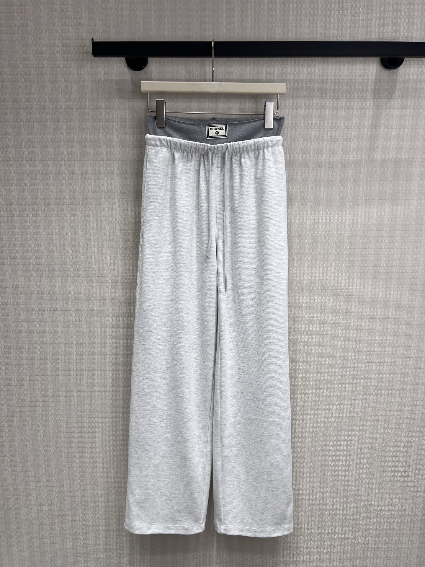 NO:858889,26 spring and summer new products, original niche casual pants, high-definition beige tone, soft and waxy air-feel fabric wraps the body shape. Contrast color waistband and brand woven label hidden details, neat and drooping wide leg lines, without deliberately modifying it, but with lazy nobility. Original tailoring adapts to all body shapes, it is a versatile pair of pants that can be worn effortlessly in the wardrobe. Ready for sale smL,,1986090926春夏新品 原创小众休闲裤 ,高定感米灰调,软糯空气感面料包裹身形.撞色腰头与品牌织标暗藏细节,利落垂坠的阔腿线条,不刻意修饰却自带慵懒贵气.原创剪裁适配所有身形,是衣橱里不费力就能穿出高级感的百搭神裤.现货出售smL,,,Women's clothing