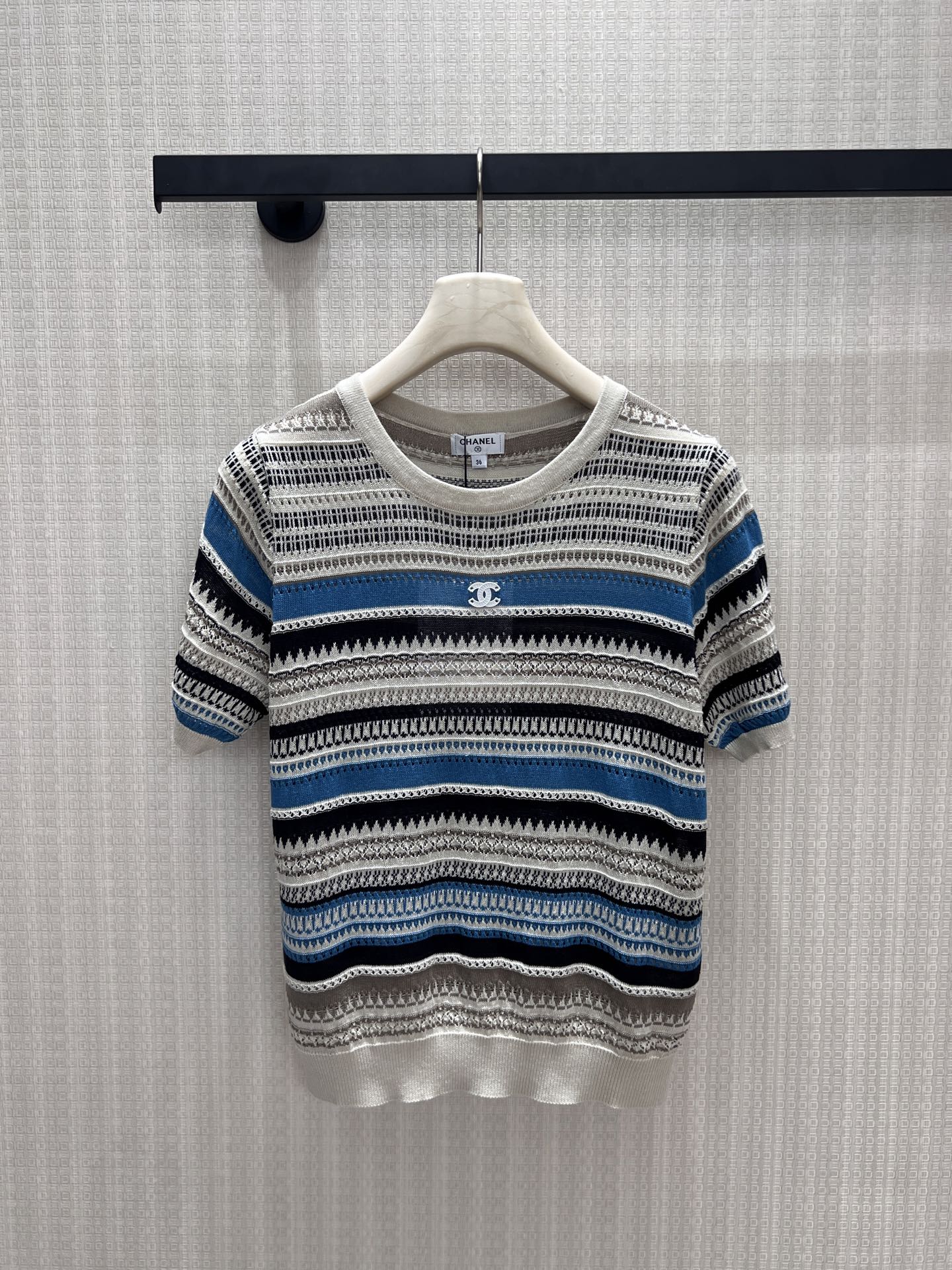 NO:871979,26 spring and summer new products, original niche high-end series short-sleeved sweaters, based on beige, intertwined with blue and black contrasting stripes, woven with delicate hollow texture. Classic logo embellishment on the chest, with high-level recognition. Round neck and hem are edged in the same color, softening the lines. Breathable knitted material, suitable for daily life in spring and summer, easily interpreting French relaxed texture. Ready for sale sml, sweaters, T-shirt,1986090926春夏新品 原创小众高定系列短袖毛衣 ,以米灰为基底,交织蓝黑撞色条纹,织就细腻镂空肌理.胸口经典标识点缀,自带高级辨识度.圆领与下摆的同色系包边,柔化线条.透气针织材质,适配春夏日常,轻松演绎法式松弛质感.现货出售smL,,sweaters,T-shirt,,Women's clothing
