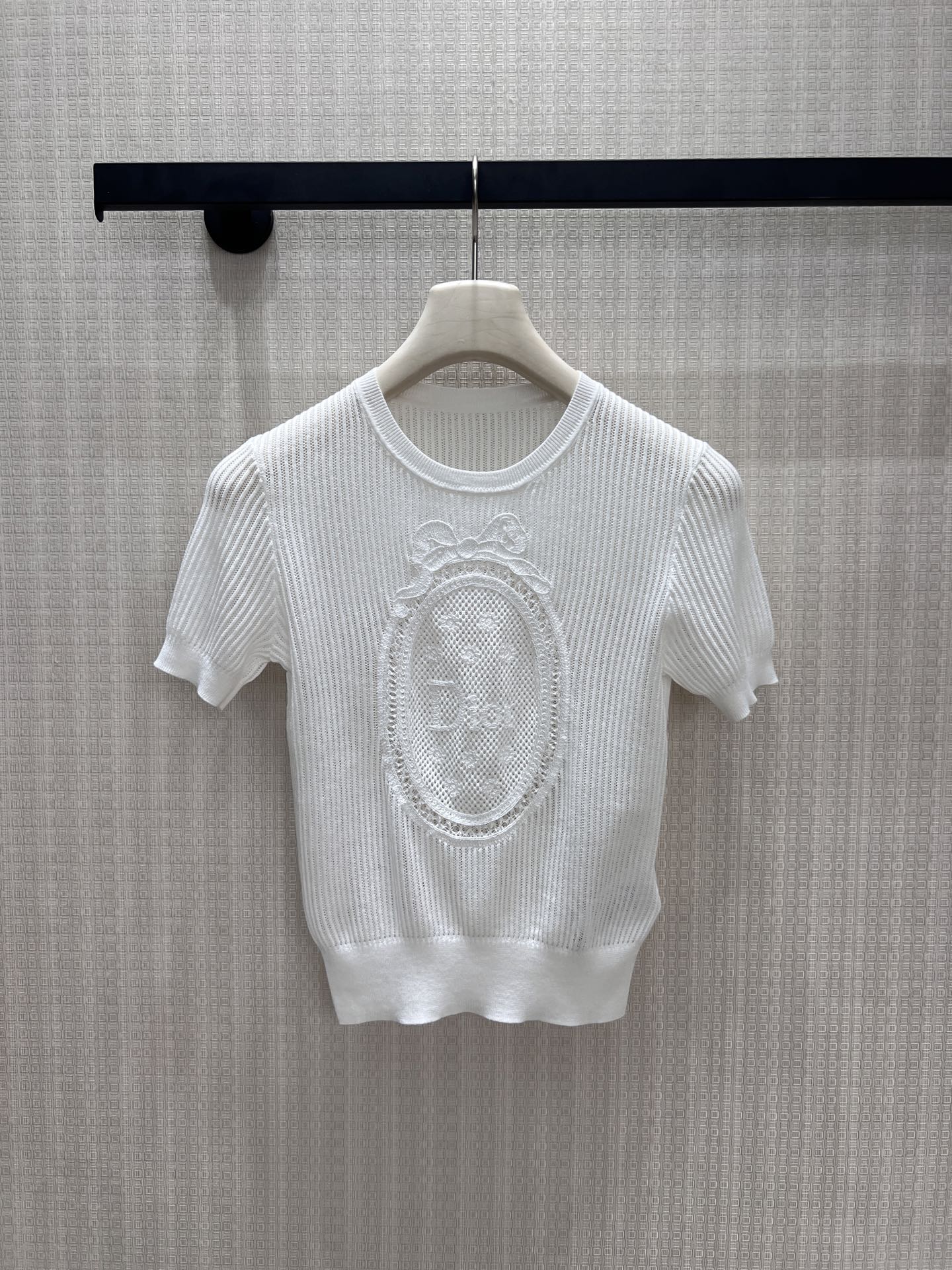 NO:871988,26 spring and summer new product Dio** short-sleeved sweater. Selected transparent knitted texture, woven with soft white tones to create an elegant base. The brand's iconic badge lace embroidery hides exquisite details between vertical lines. The light and transparent texture comes with a soft light filter. It is suitable for daily and light social scenes. It can be worn alone or with a skirt, and it is easy to achieve the relaxed French sense of luxury. Ready for sale smL, dior, skirts, sweaters, T-shirt,1986090926春夏新品 Dio** 短袖毛衣 甄选通透针织肌理,以柔白调织就优雅基底.品牌标志性徽章蕾丝刺绣,将精致细节藏于竖纹间,轻透质感自带柔光滤镜.适配日常与轻社交场景,单穿或搭配半裙皆可,轻松拿捏松弛的法式高级感.现货出售smL,,dior,skirts,sweaters,T-shirt,,Women's clothing