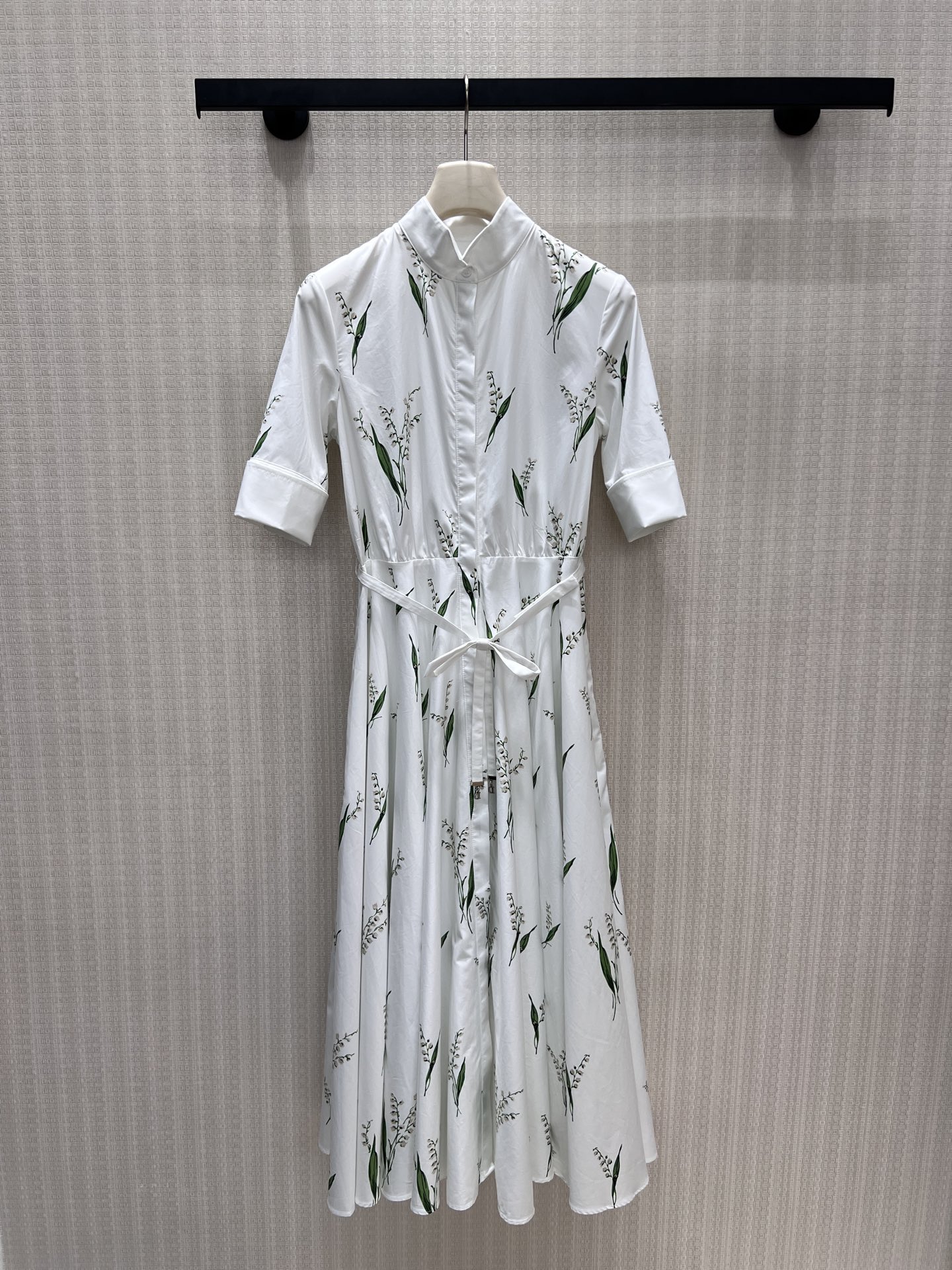 NO:877883,The 26 spring and summer new dress Dio** combines romance and sophistication, and the lily of the valley print shirt dress has a fresh and high-end feel. The stand-up collar and three-quarter sleeves are neat and elegant, the waist tie outlines the waistline, and the large skirt is draped smartly. The cotton fabric is crisp and stylish, and can be worn for daily commuting or light social occasions. It is the texture of the wardrobe. Ready for sale smL, dior, skirts, shirts,1986090926春夏新品连衣裙Dio**浪漫与干练相融,铃兰印花衬衫裙自带清新高级感.立领配五分袖利落大气,收腰系带勾勒腰线,大裙摆垂坠灵动.棉质面料挺括有型,日常通勤或轻社交场合都能穿出从容优雅气质,是衣柜里的质感担当.现货出售 smL,,dior,skirts,shirts,,Women's clothing