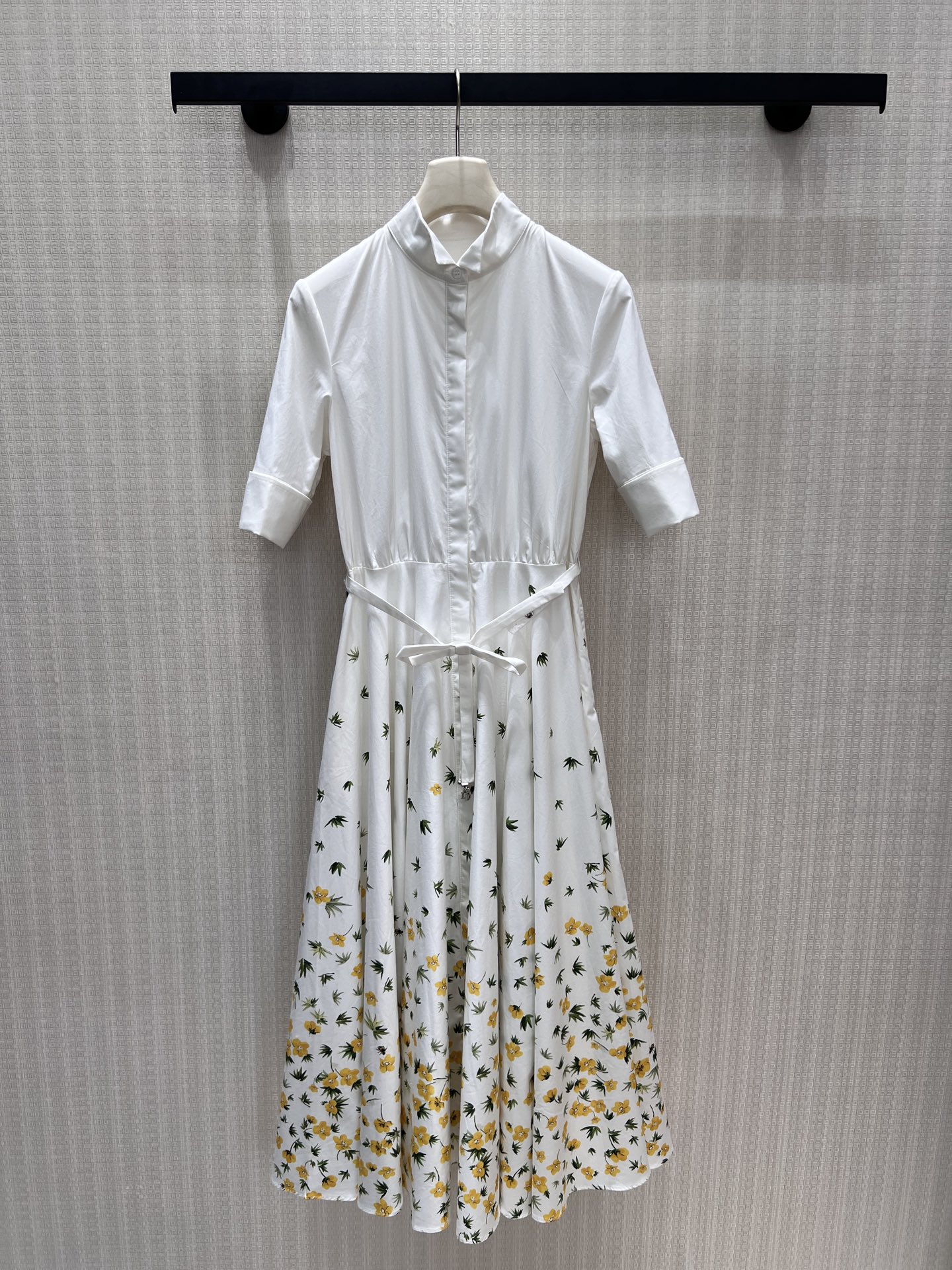 NO:877888,26 new spring and summer dress Dio** Spring romance is perfectly interpreted by this shirt dress. The neat white shirt collar and waist tie outline elegant lines, and the scattered yellow flower prints on the skirt create a gentle poetry while walking. The cotton fabric is crisp and draped, both capable and feminine. It has an effortless high-end atmosphere when commuting or going on a date. Ready for sale smL, dior, skirts, shirts,1986090926春夏新品 连衣裙 Dio**春日浪漫,被这条衬衫裙完美诠释.利落白衬衫领与收腰系带勾勒优雅线条,裙摆散落的黄色花卉印花,在行走间漾开温柔诗意.棉质面料挺括垂坠,兼具干练与柔美,通勤或轻赴约会,都自带不费力的高级氛围感.现货出售smL,,dior,skirts,shirts,,Women's clothing