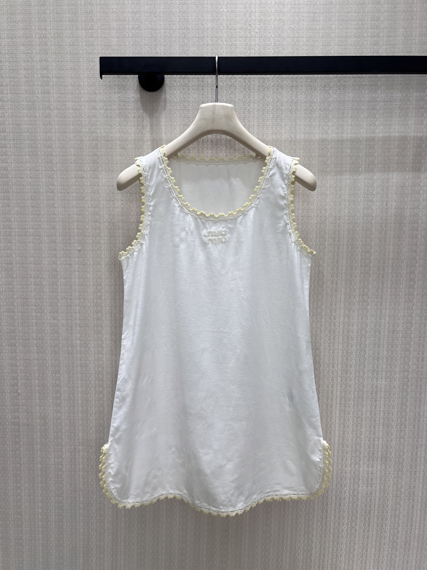 NO:890205,New spring and summer 26 dress Miu**-style retro sweet elements are gently interpreted by this vest dress. The milky white base is embellished with light yellow lace piping, which is soft and cute with a college feel. The embroidered logo on the chest is low-key to point out the identity, and the loose straight version hides the flesh and is casual. It can be worn alone to create a sweet and spicy style, or layered with shirts to create a college look. It is easy to achieve an unobtrusive girly sense of luxury. Ready for sale smL,, miumiu, skirts, shirts,1986090926春夏新品 连衣裙 Miu**式复古甜美元素,被这件背心裙温柔演绎.奶白基底缀以浅黄蕾丝滚边,软萌中带着学院感.胸前刺绣logo低调点明身份,宽松直筒版型藏肉又随性,可单穿打造甜辣风,也可叠穿衬衫打造学院感,轻松拿捏不刻意的少女高级感.现货出售smL,,miumiu,skirts,shirts,,Women's clothing