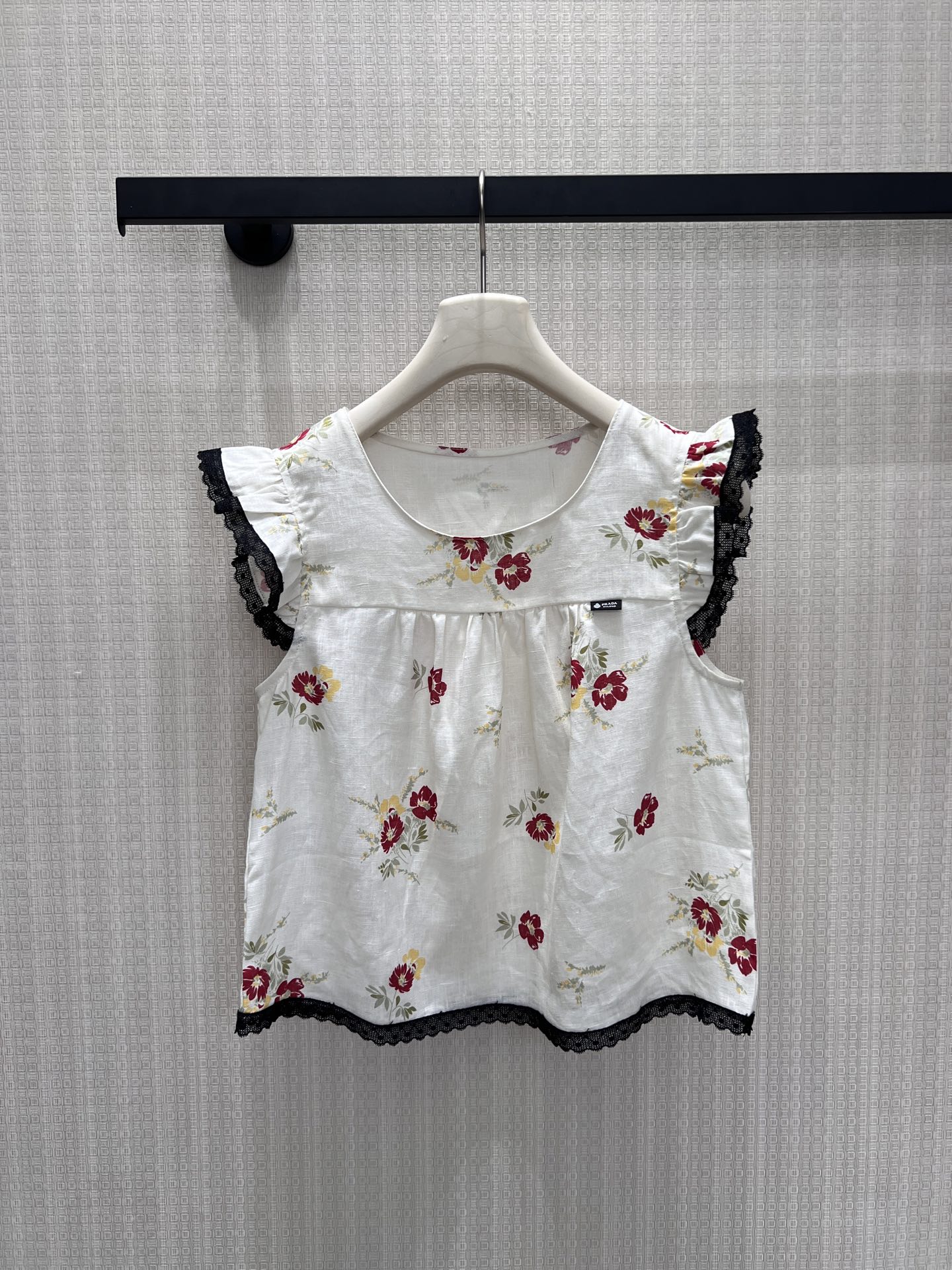 NO:873151,26 new spring and summer short-sleeved shirt Pra** limited edition floral small flying sleeve top, off-white base printed with retro red flowers, contrasting black lace outlines the flying sleeves and hem, with a light and sweet French atmosphere. The linen texture is breathable and skin-friendly, and the loose doll version hides the flesh and makes you slim. It is the finishing touch of spring and summer with a relaxed and noble feeling. Ready for sale smL, prada, shirts, T-shirt,1986090926春夏新品 短袖衬衫 Pra**限定款碎花小飞袖上衣,米白底印缀复古红调花卉,撞色黑蕾丝勾勒飞袖与下摆,自带轻甜法式氛围.亚麻质感透气亲肤,宽松娃娃版型藏肉显瘦,是春夏自带松弛贵气感的点睛单品.现货出售smL,,prada,shirts,T-shirt,,Women's clothing