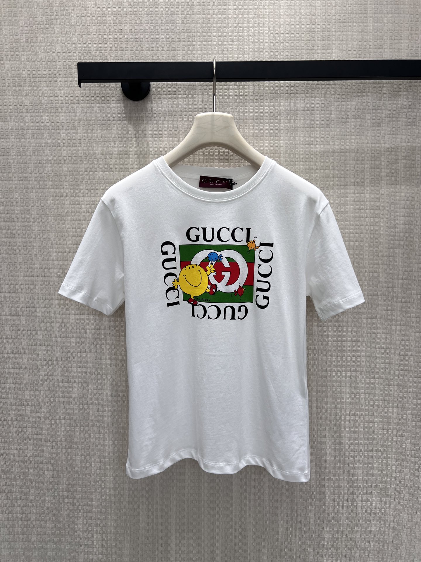 NO:861778,The new spring and summer 26 Guc** and Mr. M** co-branded series collides with the brand's classic logo with retro cartoon elements. The iconic red and green webbing and double G print, with playful smiley face patterns, blend childishness and luxury. The skin-friendly cotton fabrics are selected and the silhouette is neat. It is not only the finishing touch for daily wear, but also hides the trendy ingenuity that spans generations, easily creating an effortless sense of luxury. Ready for sale smL,, gucci,1986090926春夏新品 Guc**与 Mr. M**联名系列,以复古卡通元素碰撞品牌经典标识.标志性红绿织带与双G印花,搭配俏皮笑脸图案,让童趣与奢华交融.甄选亲肤棉质面料,廓形利落,既是日常穿搭的点睛单品,也藏着跨越世代的潮流巧思,轻松打造不费力的高级感.现货出售smL,,gucci,,Women's clothing