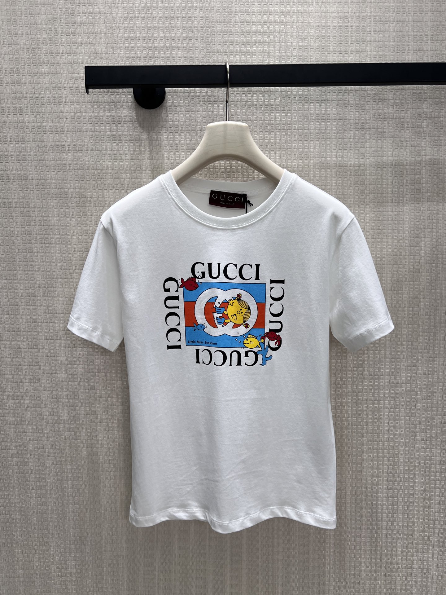 NO:861789,26 spring and summer new products, short-sleeved TGuc**1986090926春夏新品 短袖TGuc** × Mr. **联名系列短袖,以品牌标志性双G与循环字母为基底,撞色卡通印花注入俏皮活力.甄选亲肤棉质打造,廓形利落不挑身材,自带复古奢感.白T也能穿出高级腔调,日常搭配轻松解锁随性又精致的氛围感.现货出售smL,,gucci,T-shirt,,Women's clothing