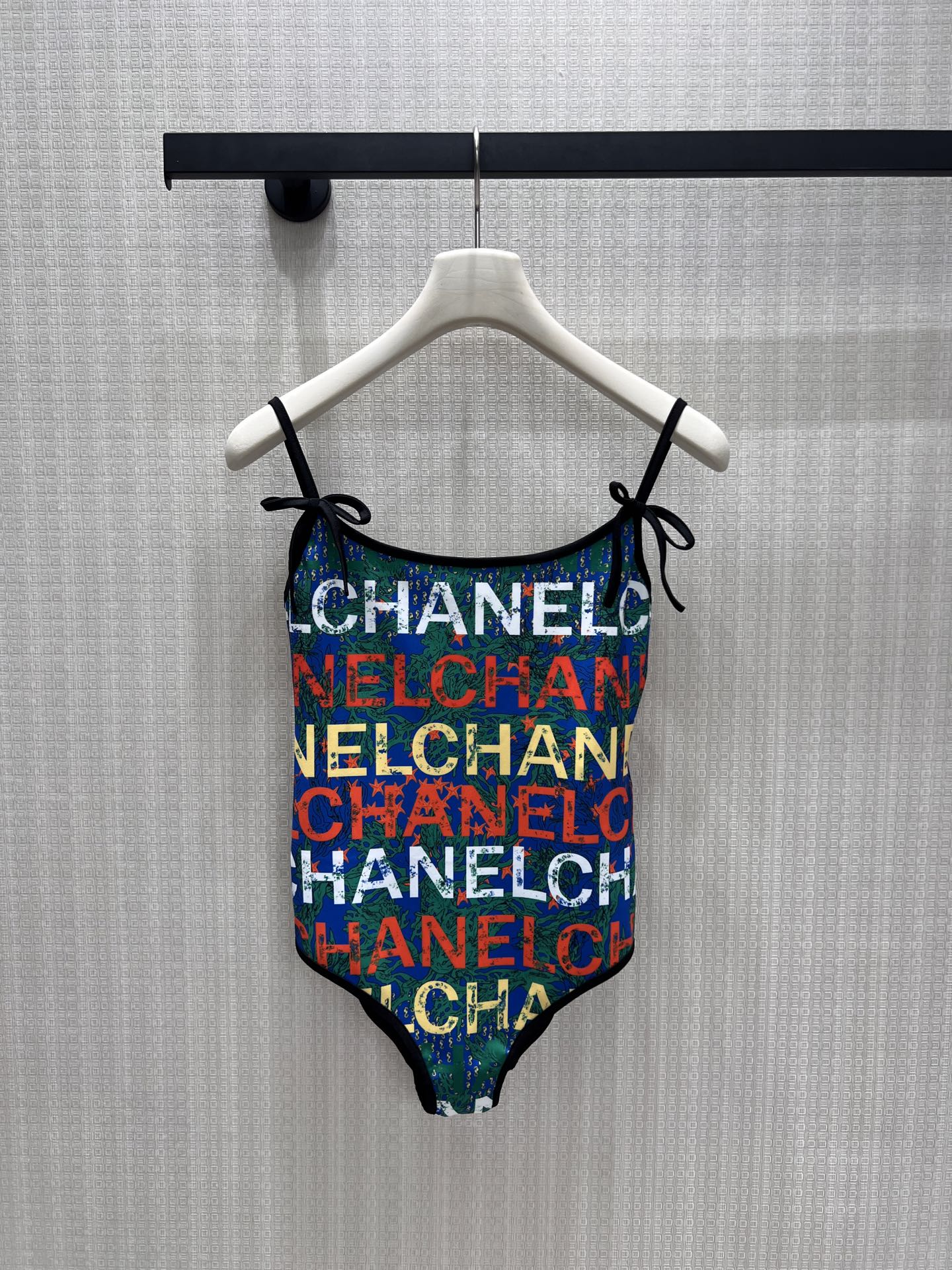 NO:861800,26 spring and summer new product Cha** limited edition small fragrance graffiti swimsuit, wear the French style relaxedly on the body. The texture of the full-print letters is high-end, and the contrasting color design is retro and eye-catching. The bow shoulder straps soften the lines, and the high-elastic fabric fits the body shape without being tight. The one-piece tailoring is neat, and it is great for vacation, hot spring or daily layering. Two colors are available, and can be sold alone to adapt to a variety of matching plans. Ready for sale smL,, swimsuits,1986090926春夏新品 Cha**限定小香风涂鸦泳衣,把法式松弛穿在身上.满印字母肌理感高级,撞色设计复古又吸睛.蝴蝶结肩带柔化线条,高弹面料贴合身形不勒肉.连体剪裁利落,度假、温泉或日常叠穿都出彩,双配色可选,可单卖适配多种搭配方案.现货出售smL,,swimsuits,,Women's clothing
