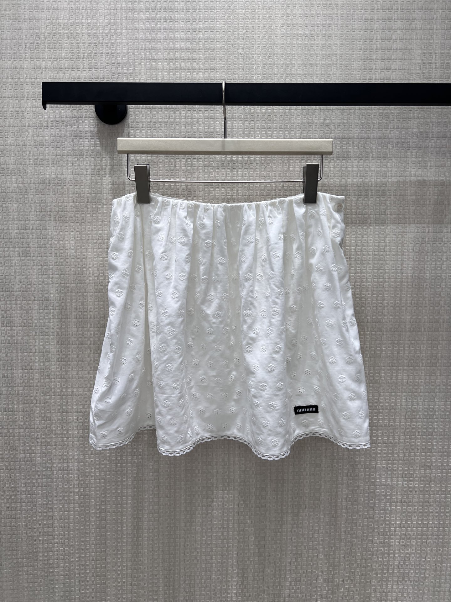NO:863207,26 spring and summer new products, minimalist white tones interpret girly romance, Miu-** style embroidered A-line skirt, full-width hollow embroidery with delicate texture, and lace skirt with gentle finishing touch. The elastic waist design adapts to multiple body shapes, the short silhouette has a smart atmosphere, and the brand woven label low-key highlights the style, easily unlocking the retro college style outfit, creating an effortless sense of sophistication. Ready for sale smL, miumiu, skirts,1986090926春夏新品 极简白调诠释少女浪漫,Miu-** 风刺绣A字短裙,全幅镂空刺绣肌理感细腻,蕾丝花边裙摆温柔点睛.松紧腰设计适配多元身形,短款廓形自带灵动氛围感,品牌织标低调彰显格调,轻松解锁复古学院风穿搭,打造不费力的精致高级感.现货出售smL,,miumiu,skirts,,Women's clothing
