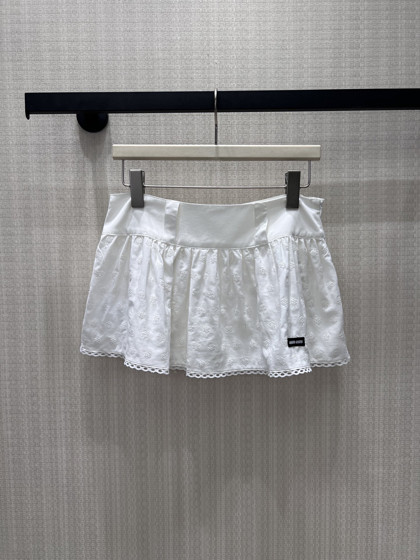 NO:863186,26 spring and summer new product Miu Skirt Style white embroidered pleated short skirt, with a neat high-waist cut to optimize the proportions, three-dimensional hollow embroidery and lace to outline a girly look. The short version has a smart and sweet style, which can be salty or sweet and adapts to a variety of scenes. Wear it alone or match it with the same series of items to easily unlock the retro college style and create an effortless high-end texture. Ready for sale smL,, miumiu, skirts,1986090926春夏新品 Miu 半裙 风白色刺绣百褶短裙,以利落高腰剪裁优化比例,立体镂空刺绣与蕾丝花边勾勒少女感.短款版型自带灵动甜酷,可盐可甜适配多元场景,单穿或搭配同系列单品,轻松解锁复古学院风造型,打造不费力的高级质感.现货出售smL,,miumiu,skirts,,Women's clothing