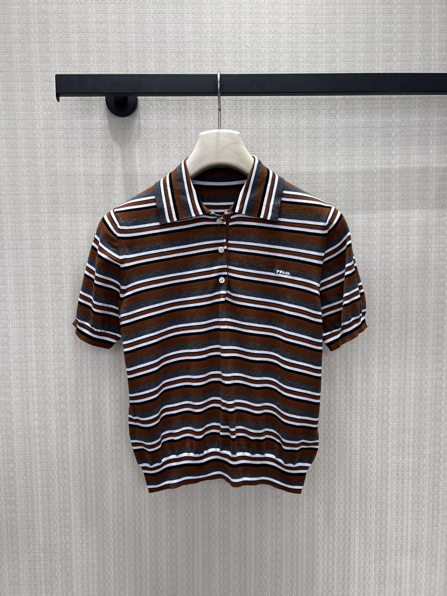 NO:865284,26 spring and summer new product Pra** striped knitted short-sleeve blends retro college style into delicate texture. The neat lapel is matched with iconic embroidery, and the classic contrasting stripes outline a neat short silhouette, suitable for a variety of scenes. The skin-friendly and breathable knitted fabric finds a balance between daily life and sophistication, with a low-key and elegant attitude, reshaping the timeless sense of luxury. Ready for sale smL, prada, T-shirt,1986090926春夏新品 Pra**条纹针织短袖 将复古学院风揉进细腻肌理.利落翻领搭配标志性刺绣,经典撞色条纹勾勒利落短款廓形,适配多种场景.亲肤透气的针织面料,在日常与精致间找到平衡,以低调奢雅的姿态,重塑永不过时的高级感.现货出售smL,,prada,T-shirt,,Women's clothing