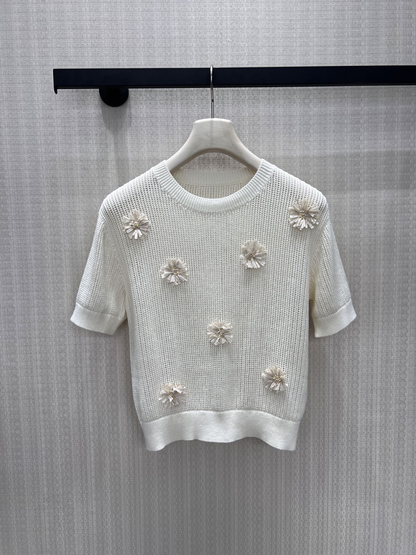 NO:865258,26 spring and summer new product, niche wool short-sleeved, milky white mesh knit, with gentle soft light filter. Three-dimensional hand-made nail flowers are scattered and embellished, and fine diamond light is hidden among the petals, French elegance is woven into the texture. The breathable mesh is mixed with a soft and waxy texture, and the round neck + short cut are suitable for all body shapes.1986090926春夏新品 小众羊毛短袖 奶白调网眼针织,自带温柔柔光滤镜.立体手工钉花错落点缀,细碎钻光藏于花瓣间,把法式优雅织进肌理.透气网眼混着软糯质感,圆领+短款剪裁适配所有身形,单穿清甜,叠搭也显贵,是衣柜里永不挑场合的白月光单品.现货出售smL,,T-shirt,,Women's clothing