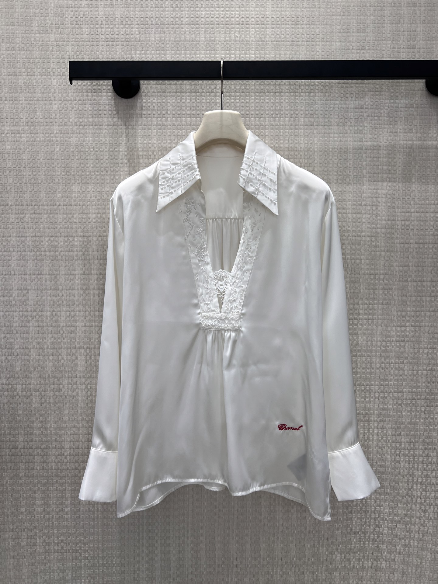 NO:867153,26 spring and summer new products, niche original shirts. The satin has a soft light filter, and the lace V-neck adds a bit of gentleness and relaxation. The drape cut weakens the lines, and the embroidery details on the neckline hide ingenuity. The letter embroidery on the side is a small unobtrusive logo. There is no need to deliberately match it. Wear it alone or layer it. It has a cool and noble air, and wears effortless sophistication into every moment of daily life. Ready for sale smL, shirts,1986090926春夏新品 小众原创衬衫 缎面自带柔光滤镜,蕾丝V领揉进几分温柔松弛.垂坠的剪裁弱化线条,领口刺绣细节暗藏巧思,侧摆的字母刺绣是不张扬的小标识.不用刻意搭配,单穿或叠搭都自带清冷贵气,把不费力的精致,穿进日常的每一刻.现货出售smL,,shirts,,Women's clothing