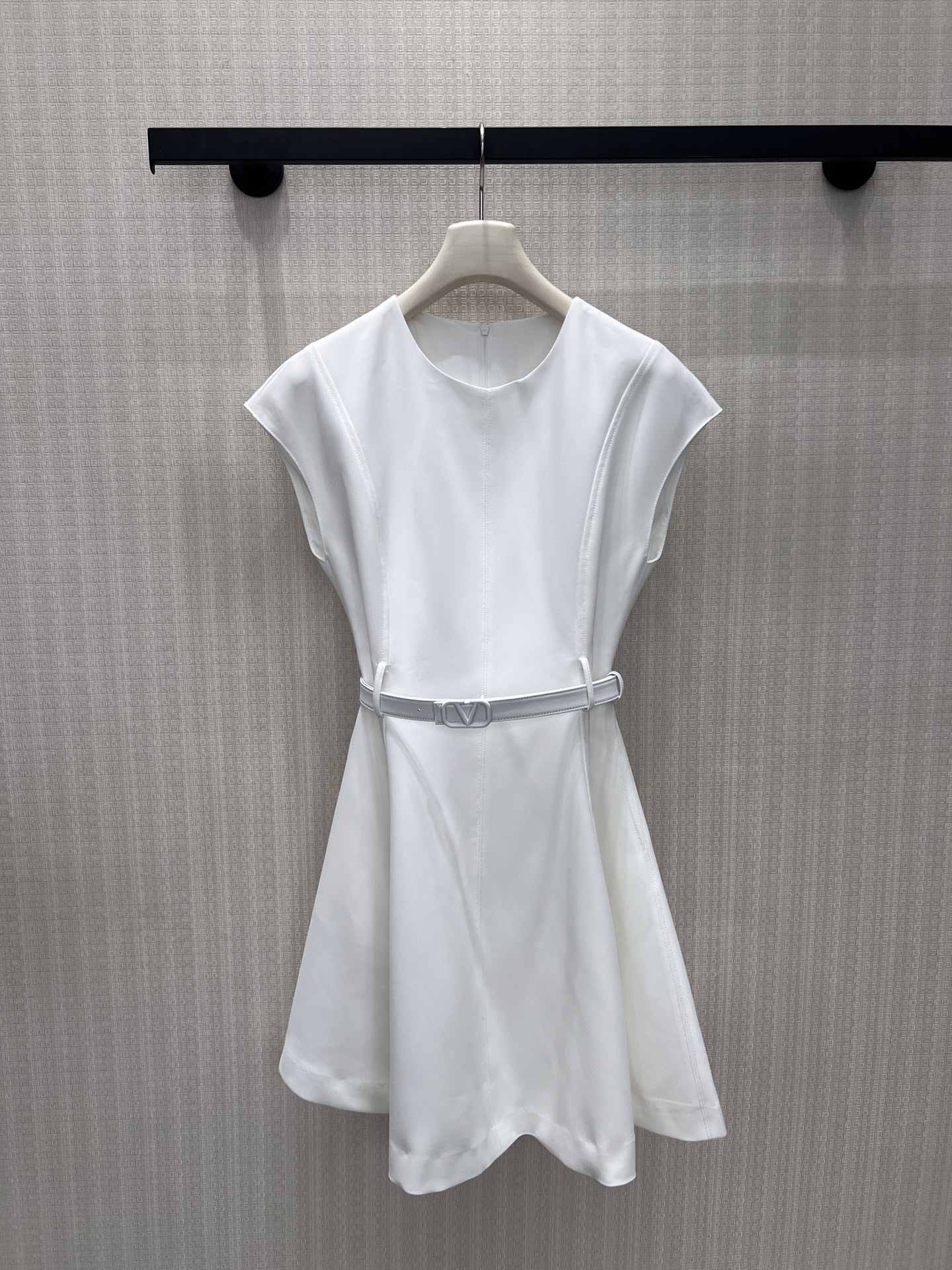 NO:867165,26 spring and summer new products, niche original dress. White skirt with soft light filter, gentle and ceremonial feeling. Neat sleeveless tailoring modifies the shoulder line, three-dimensional waist and A-line skirt balance neatness and femininity, and the belt of the same color becomes the finishing touch. It is unobtrusive but has its own aura. Whether on a date or in the workplace, you can use simple lines to outline your unique exquisite style. Ready for sale smL,,skirts,1986090926春夏新品小众原创 连衣裙 自带柔光滤镜的白裙,温柔仪式感.利落无袖剪裁修饰肩线,立体收腰与A字裙摆平衡利落与柔美,同色系腰带成为点睛之笔.不张扬却自带气场,无论是约会还是职场,都能以简约线条,勾勒独属于你的精致格调.现货出售 smL,,skirts,,Women's clothing