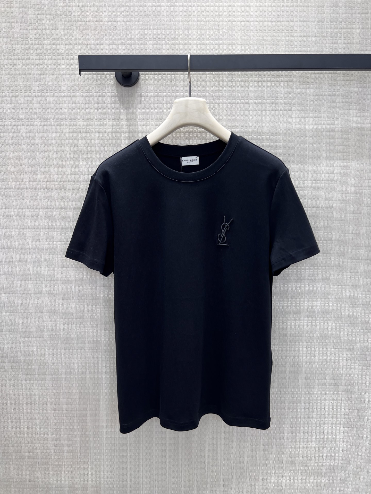 NO:869816,26 spring and summer new short-sleeved short-sleeved wardrobe must-have basic style, injected with low-key luxury genes. The black and white color is suitable for all wearing scenarios, the three-dimensional embroidered logo on the chest hides brand recognition, the soft and skin-friendly fabric is breathable and comfortable, and the neat silhouette modifies the body shape without being bloated. Whether it is daily commuting or leisure travel, you can easily wear it with an effortless sense of luxury, using minimalist design to interpret the timeless French elegance. Ready for sale sml, T-shirt,1986090926春夏新品短袖 衣橱必备的基础款,被注入了低调奢感基因.黑白两色适配所有穿搭场景,胸口立体刺绣logo暗藏品牌辨识度,软滑亲肤的面料透气舒适,利落版型修饰身形不臃肿.无论是日常通勤还是休闲出行,都能轻松穿出不费力的高级感,用极简设计诠释永不过时的法式优雅.现货出售smL,,T-shirt,,Women's clothing