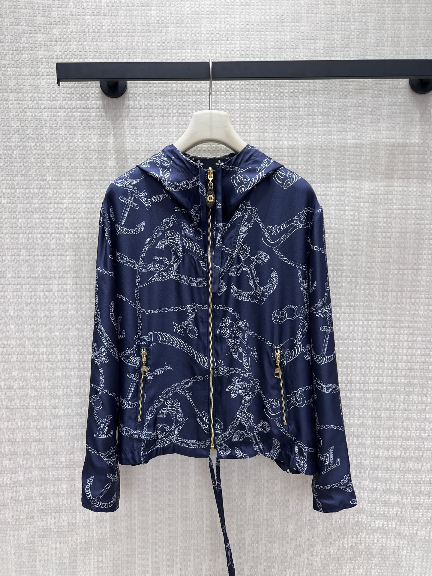 NO:865188,26 spring and summer new products  Lv* navy blue nautical print reversible coat, blending retro nautical aesthetics and pragmatism into details. One side is the elegant and romantic silk scarf-like print, with anchor chains and floral lines outlining French relaxation; the other side is simple and solid color, suitable for more wearing scenes. The hooded design is matched with exquisite gold buckles, and the drape satin texture comes with a soft light filter. It can be worn in two clothes to easily switch between daily life and atmosphere. It is a universal match in the wardrobe. Ready for sale smL, louis vuitton, jackets  & coats,hats,1986090926春夏新品 Lv*藏青航海印花两面穿外套,把复古航海美学与实用主义揉进细节.一面是丝巾感印花的优雅浪漫,锚链与花卉线条勾勒法式松弛；另一面则是简约纯色,适配更多穿搭场景.连帽设计搭配精致金扣,垂坠缎面质感自带柔光滤镜,一衣两穿轻松切换日常与氛围感,是衣柜里的万能搭配王牌.现货出售smL,,louis vuitton,jackets & coats,hats,,Women's clothing