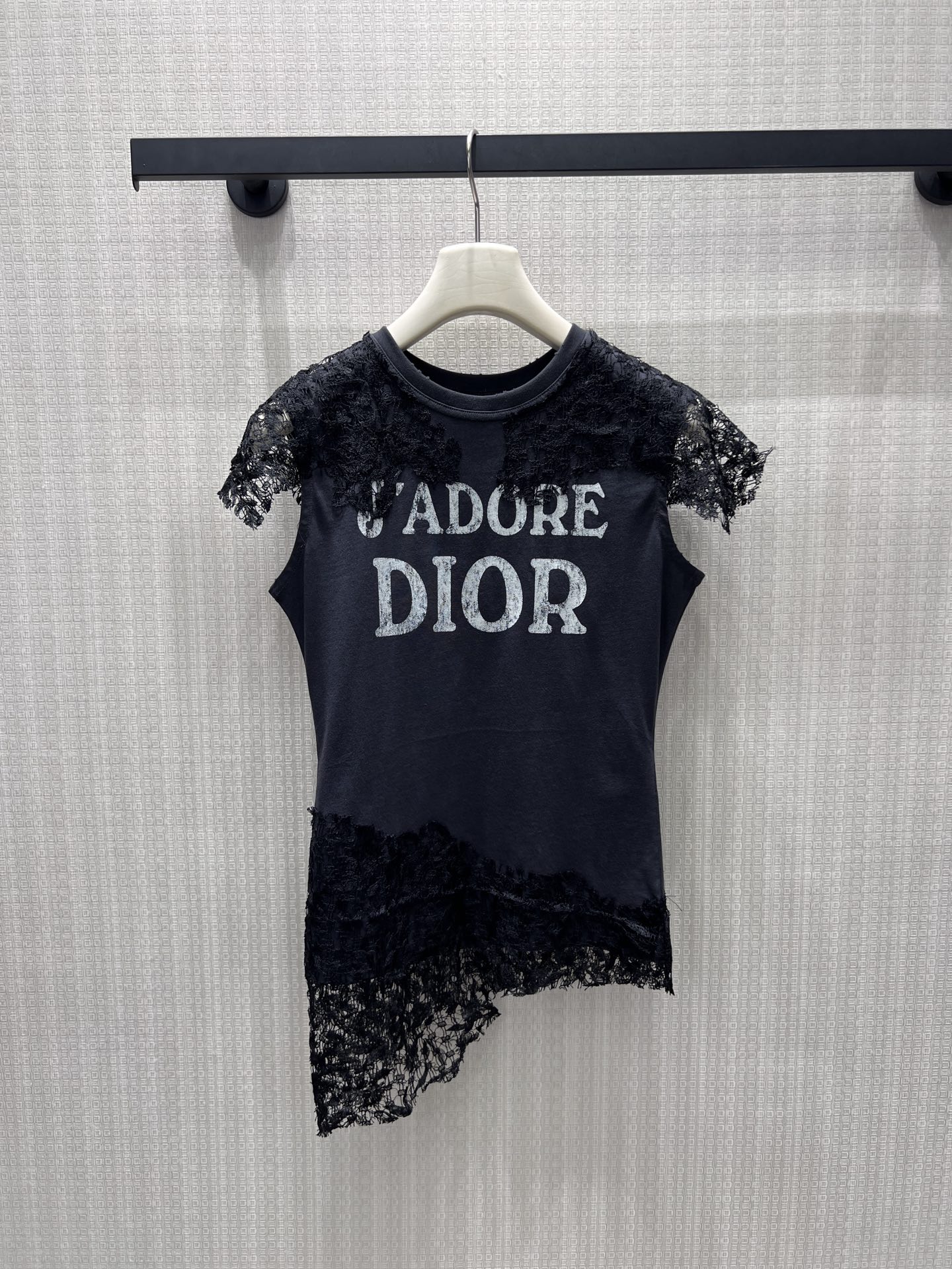 NO:865393,26 spring and summer new product Dio** distressed printed lace splicing short sleeves, integrating retro sweetness and French romance. The old-textured brand slogan has its own era atmosphere, asymmetric lace splicing breaks the monotony, and raw edge details add a casual temperament. The soft fabric fits the body shape, the black base is versatile and not picky, and it is easy to wear with a pure and sexy dark noble feeling. Ready for sale smL, dior, T-shirt,1986090926春夏新品 Dio**做旧印花蕾丝拼接短袖 ,将复古甜酷与法式浪漫融为一体.做旧质感的品牌标语自带年代氛围,不对称蕾丝拼接打破单调,毛边细节增添随性气质.柔软面料贴合身形,黑调基底百搭不挑人,轻松穿出又纯又欲的暗黑贵气感.现货出售smL,,dior,T-shirt,,Women's clothing