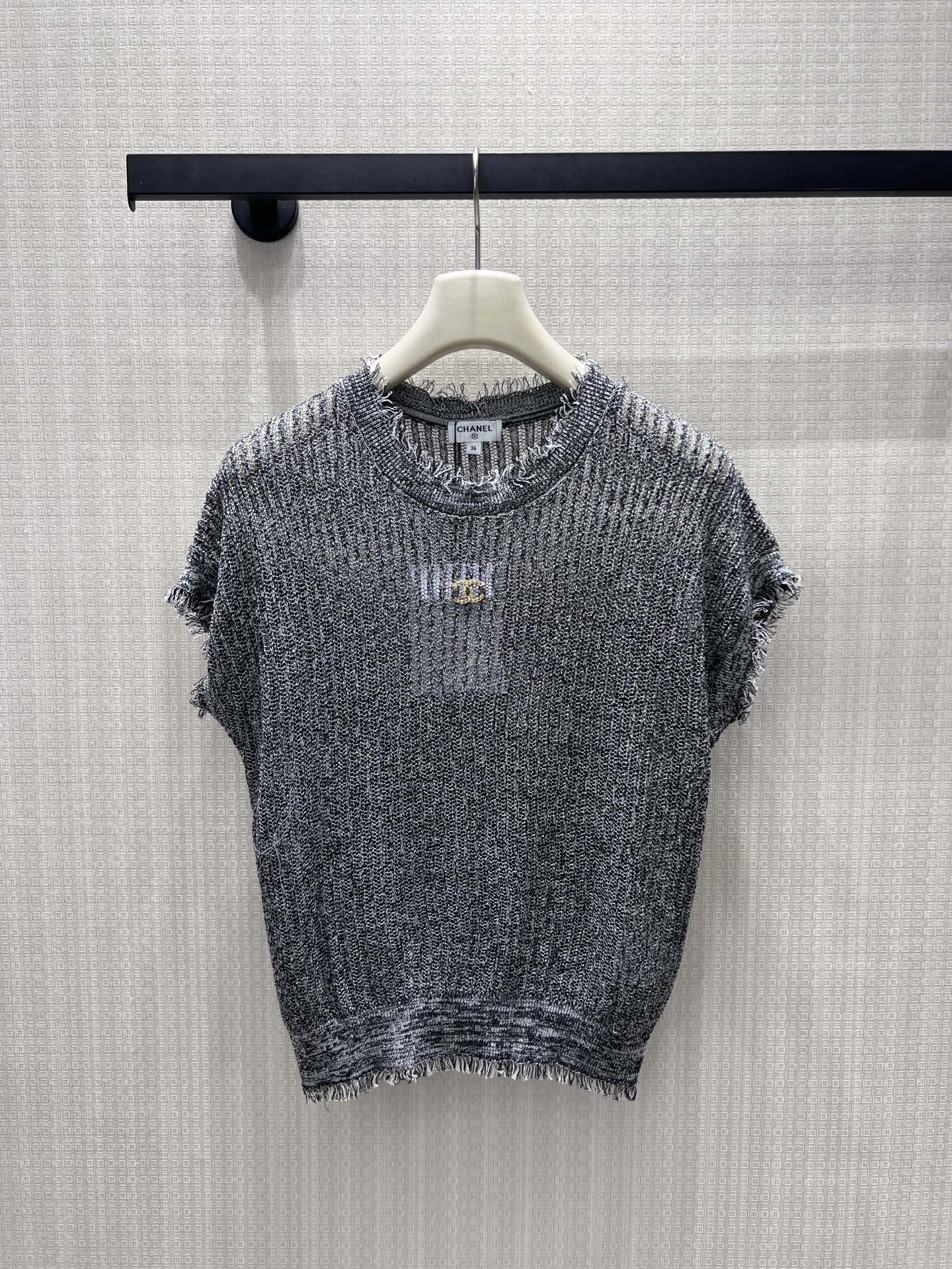 NO:867208,26 spring and summer new products  Small fragrant style raw edge short-sleeved sweater, with its own relaxed and noble summer limited edition. The old mixed color texture glows with a soft mist luster under the light, the raw edge collar and cuffs hide the casual ingenuity, and the metal mark on the chest is a low-key identity mark. The breathable hollow knitted fabric is suitable for summer commuting and vacation, and it has its own atmosphere when paired with jeans or skirts, wearing it with effortless elegance. Ready for sale smL,, skirts, jeans, sweaters, T-shirt,1986090926春夏新品 小香风毛边短袖毛衣,自带松弛贵气的夏日限定.做旧混色肌理在光下泛着柔雾光泽,毛边领口与袖口藏着随性巧思,胸口金属标是低调的身份标识.透气镂空针织适配夏日通勤与度假,搭配牛仔裤或半裙都自带氛围感,把不费力的优雅穿在身上.现货出售smL,,skirts,jeans,sweaters,T-shirt,,Women's clothing