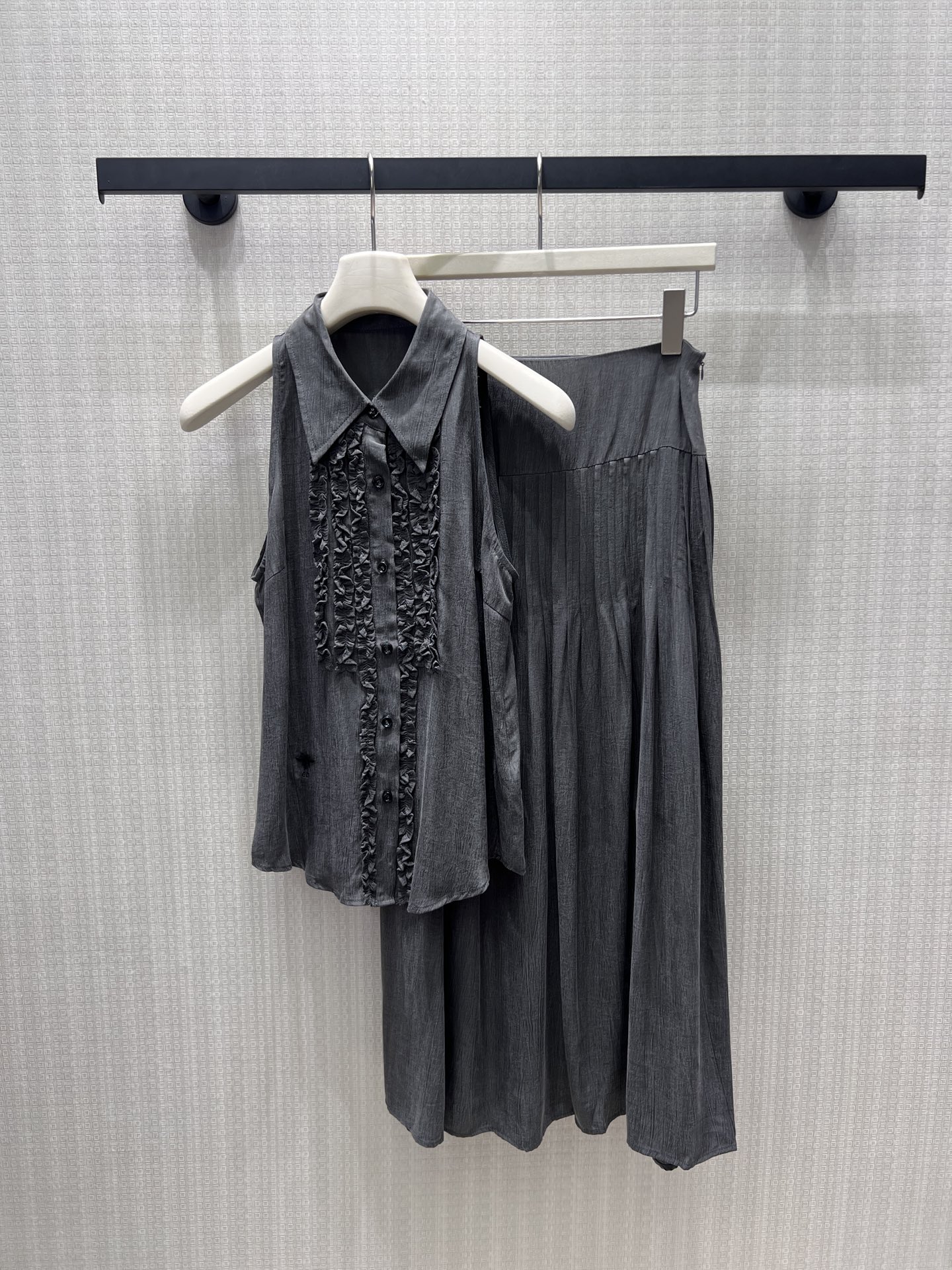 NO:867188,26 spring and summer new products, niche originality, a relaxed suit woven in dark gray tones, with a hidden romance. The pleated texture of the sleeveless shirt makes the shoulder and neck lines clear and moving, and the drape skirt unfolds a gentle arc with every step. It is not ostentatious, but has a sense of story, suitable for commuting and casual occasions, making texture your silent business card. Ready for sale sml, skirts, shirts,1986090926春夏新品 小众原创 深灰调织就的松弛感套装 私藏浪漫.无袖衬衫的褶皱肌理,衬得肩颈线条清冽动人,垂坠半裙随步履漾开温柔弧度.不张扬,却自带故事感,适配通勤与轻赴的每一场场合,让质感成为你无声的名片.现货出售smL,,skirts,shirts,,Women's clothing